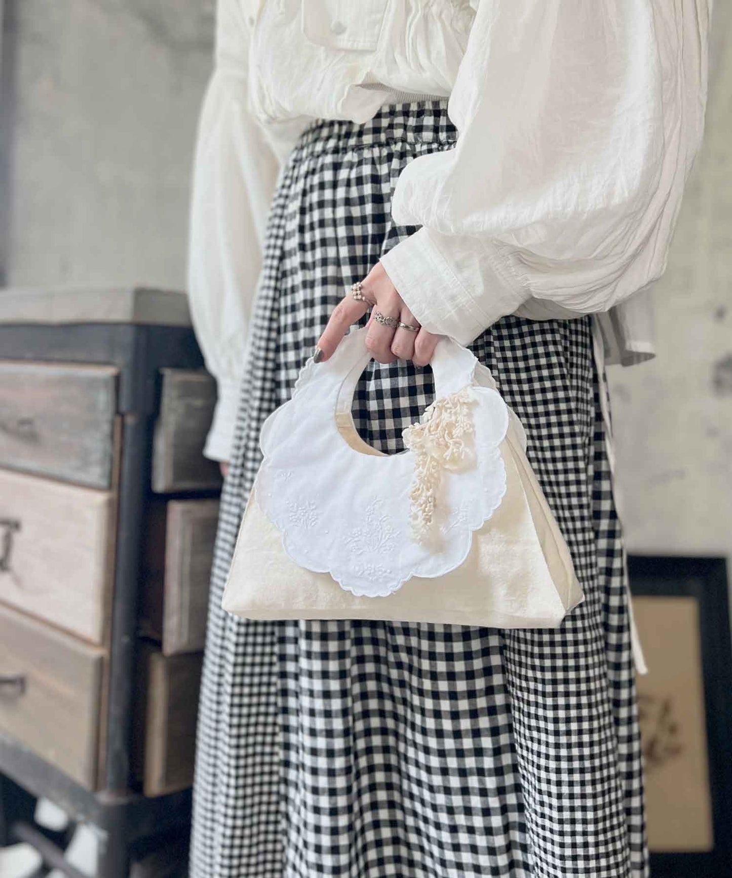 刺繍レースの小さなハンドバッグ