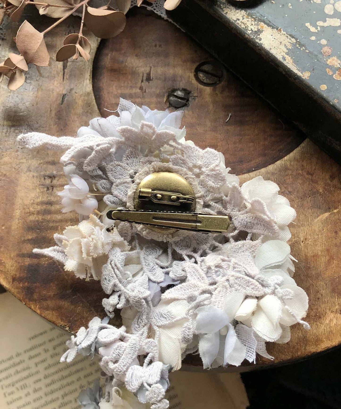 1605 corsage