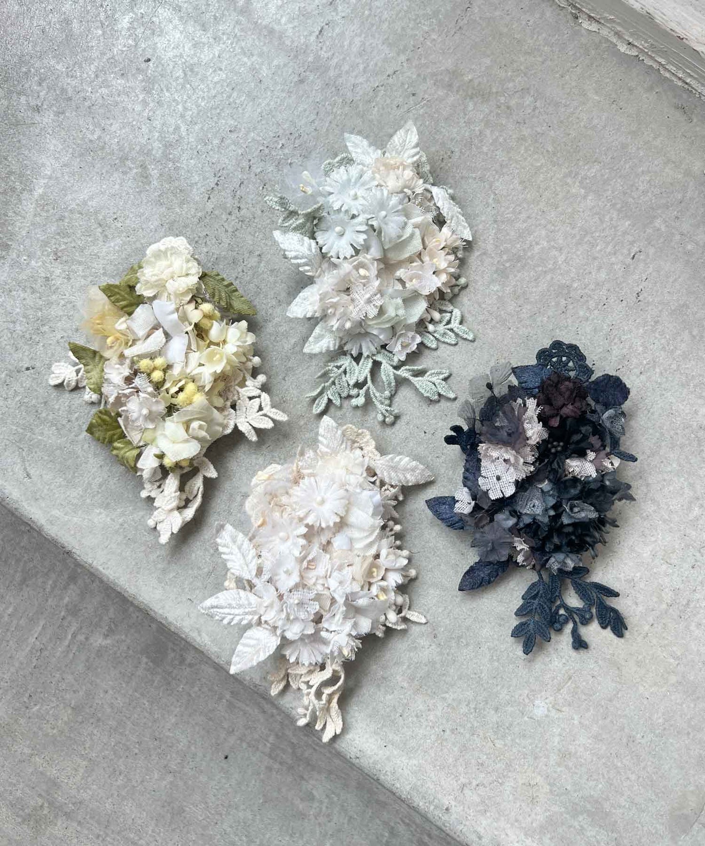 1625 ツルリーフとお花のコサージュ