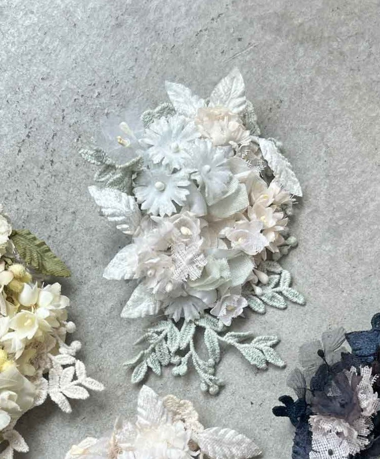 1625 ツルリーフとお花のコサージュ