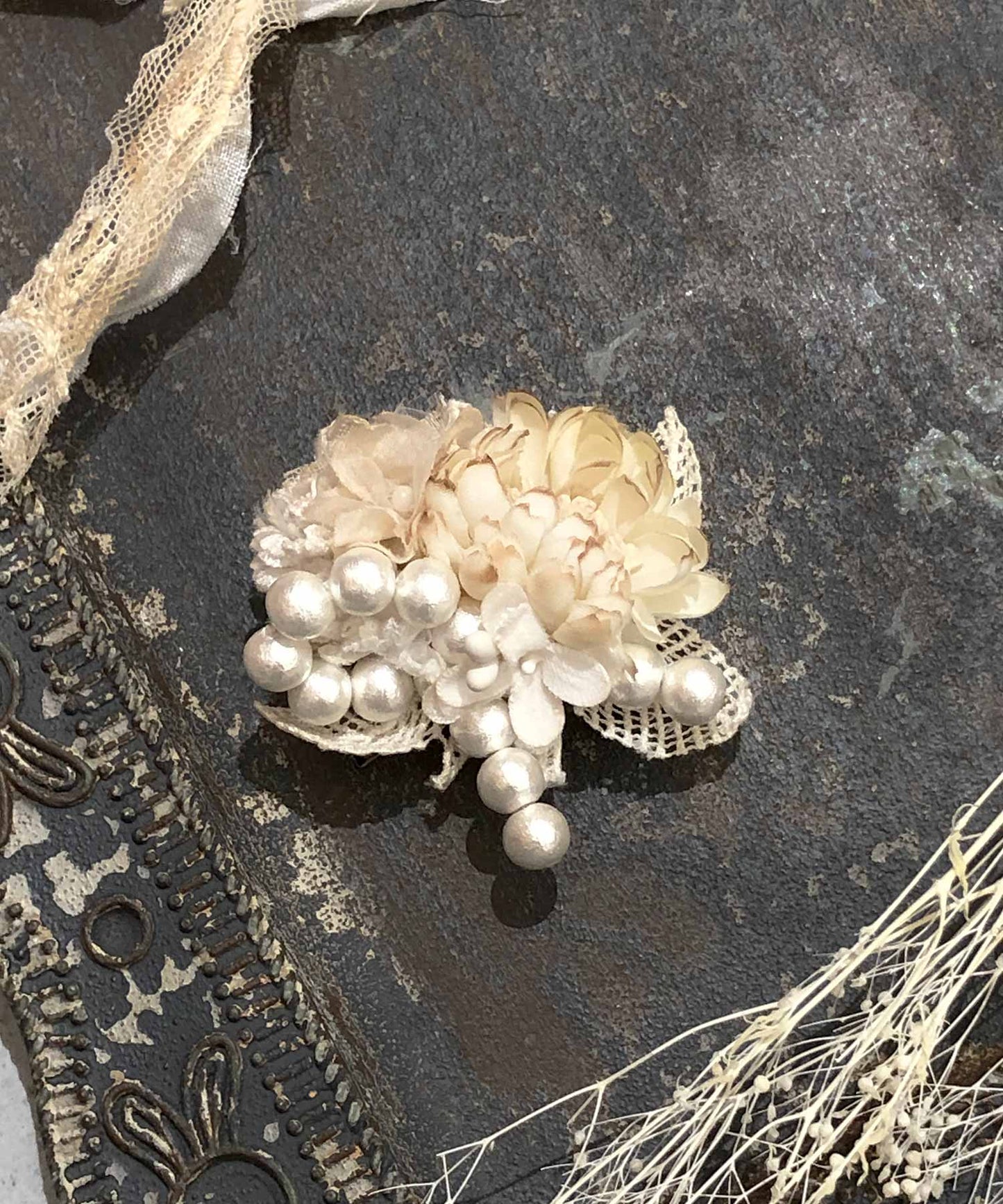 コットンパールと布花のコサージュ