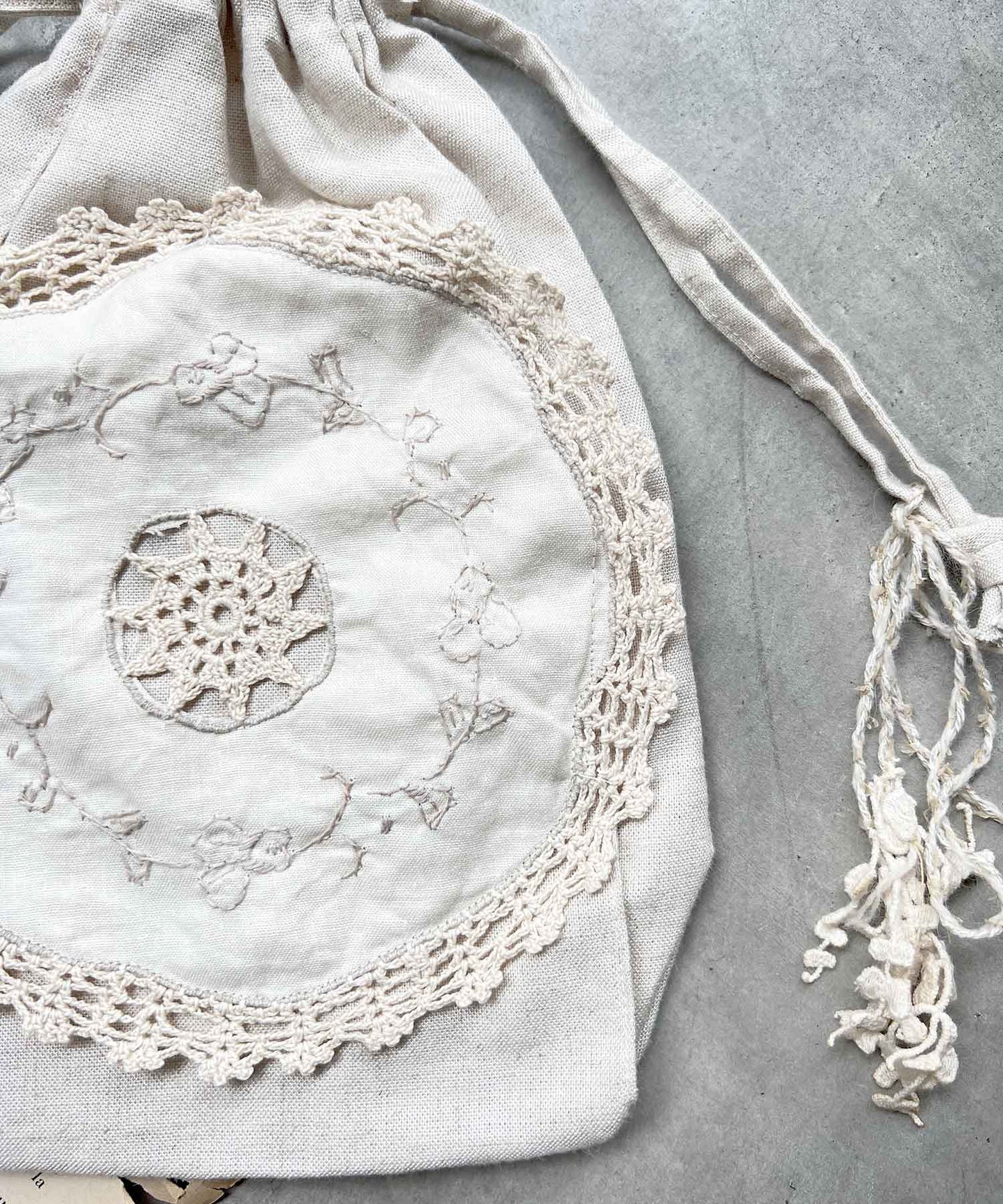 【1点限定】刺繍レースの巾着ポーチ