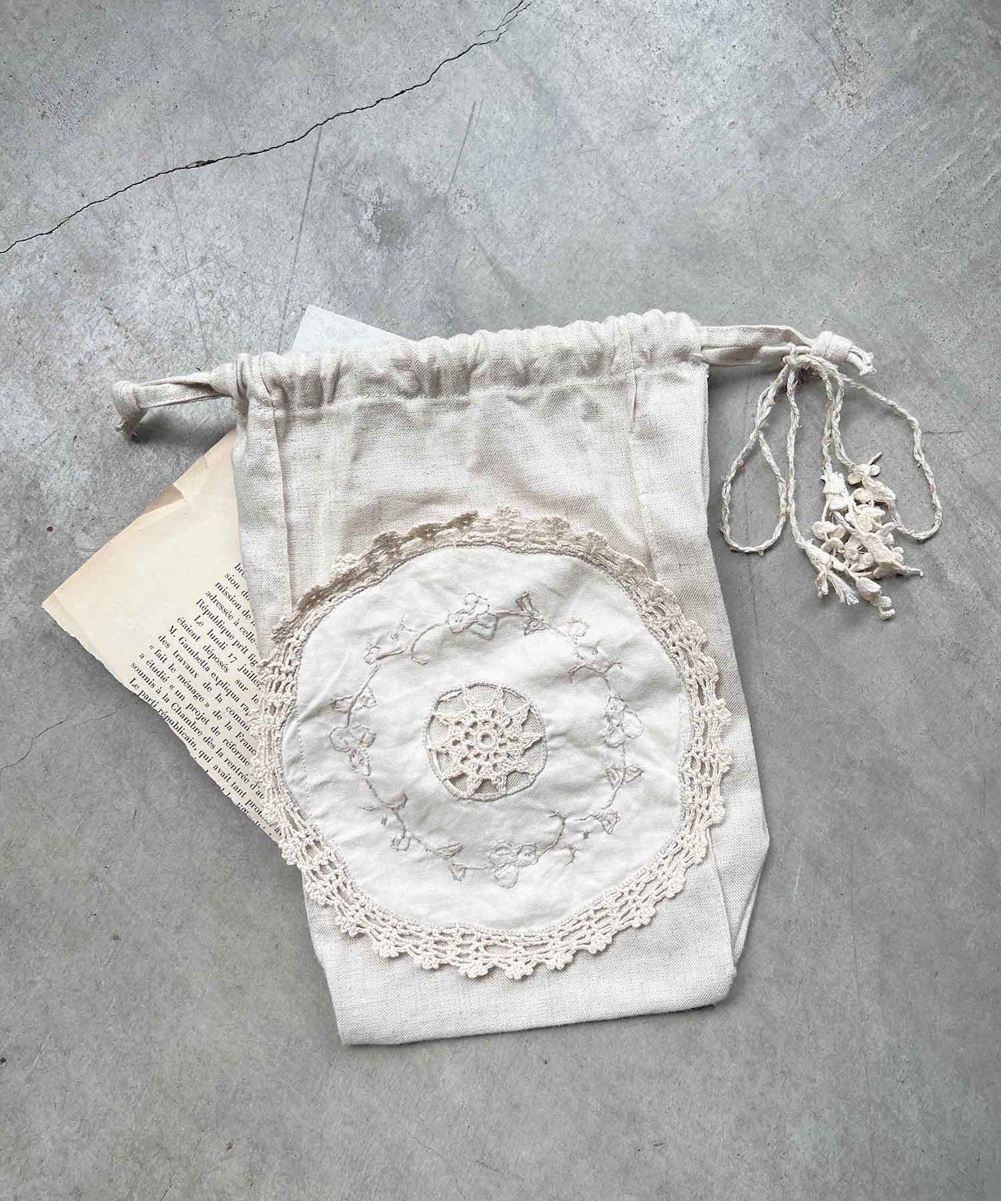 【1点限定】刺繍レースの巾着ポーチ