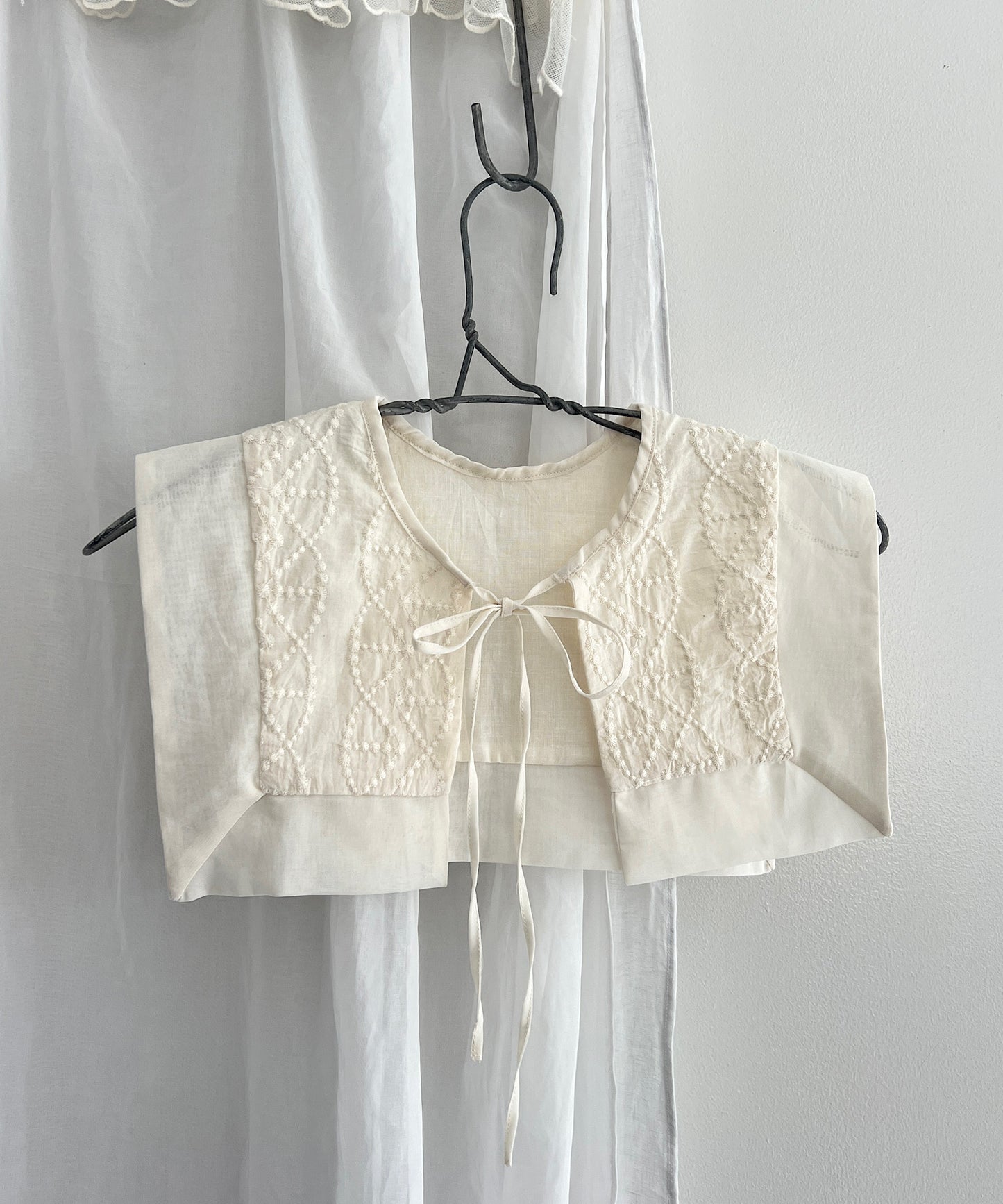 刺繍レースのスクエアつけ襟