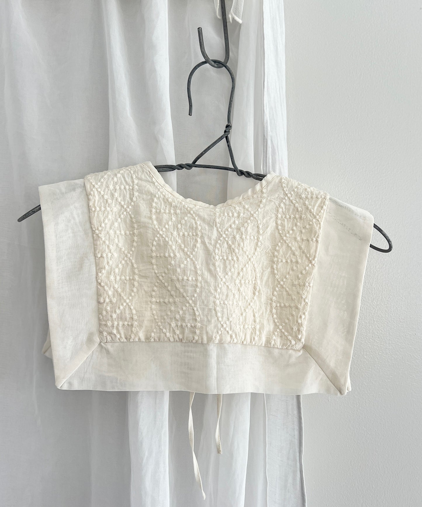 刺繍レースのスクエアつけ襟