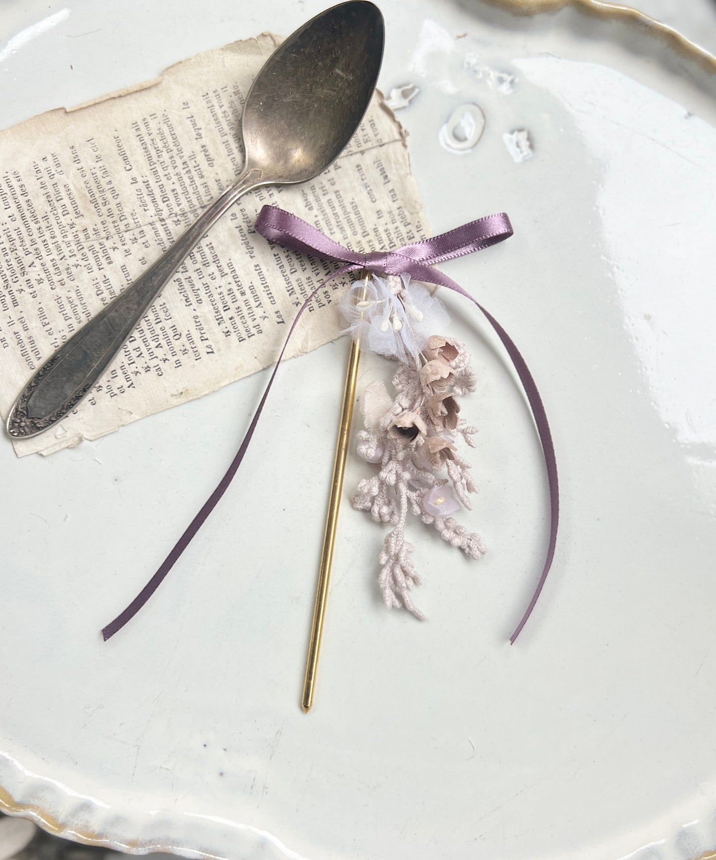スズランの揺れる花束かんざし