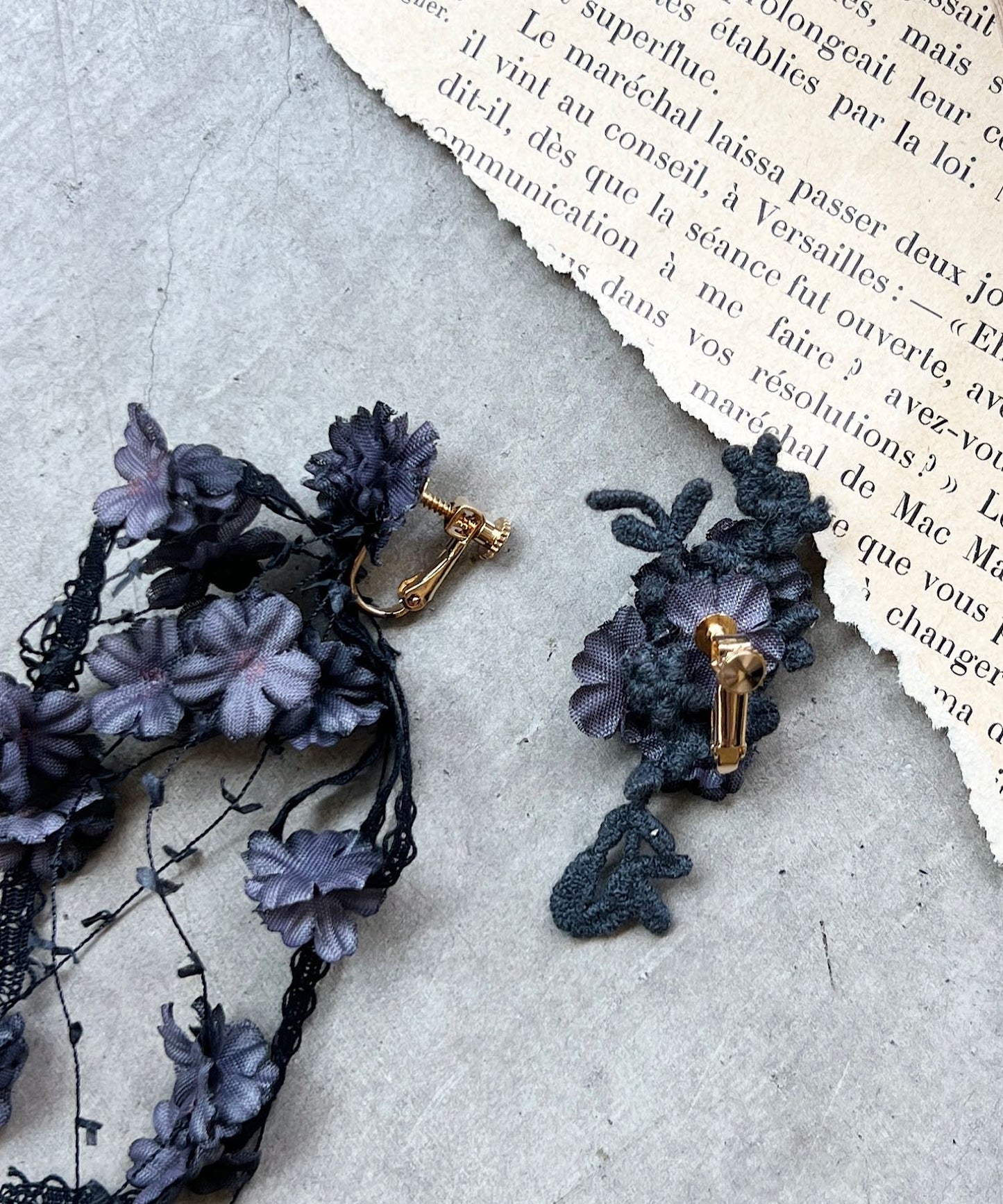 小さなお花のアシンメトリーピアス/イヤリング
