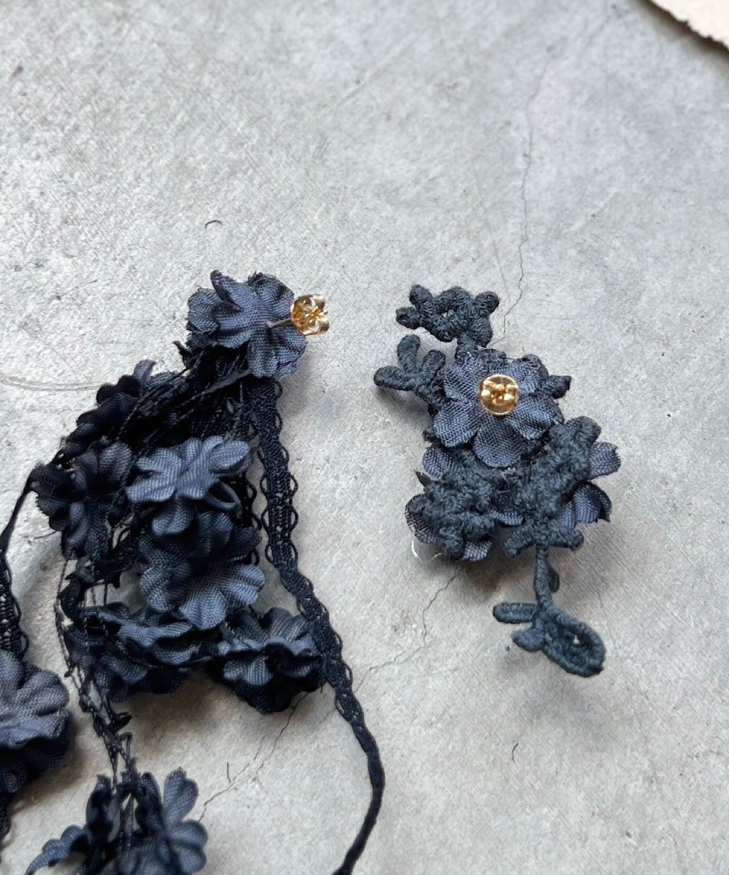 小さなお花のアシンメトリーピアス/イヤリング