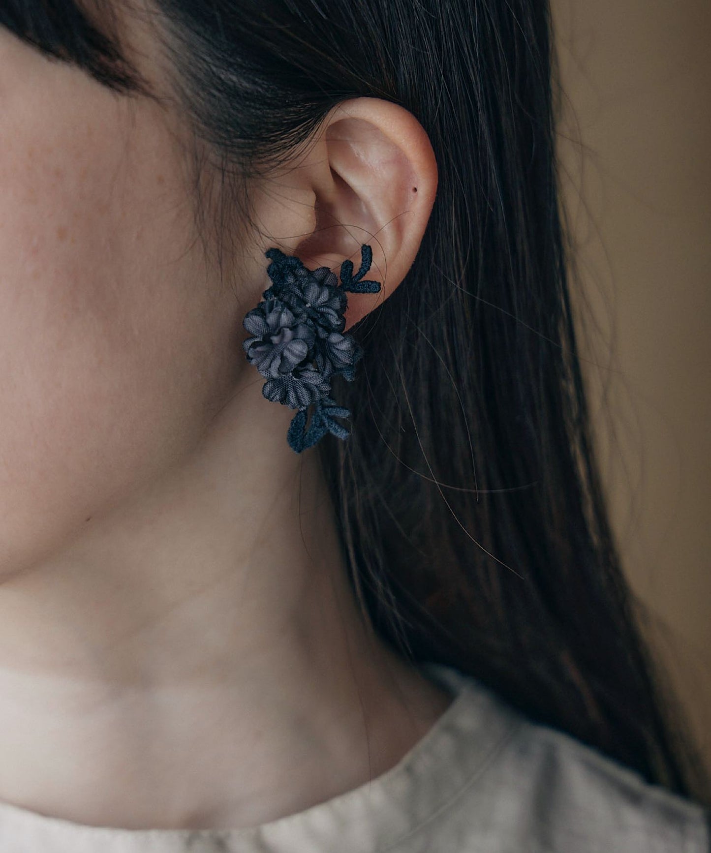 小さなお花のアシンメトリーピアス/イヤリング