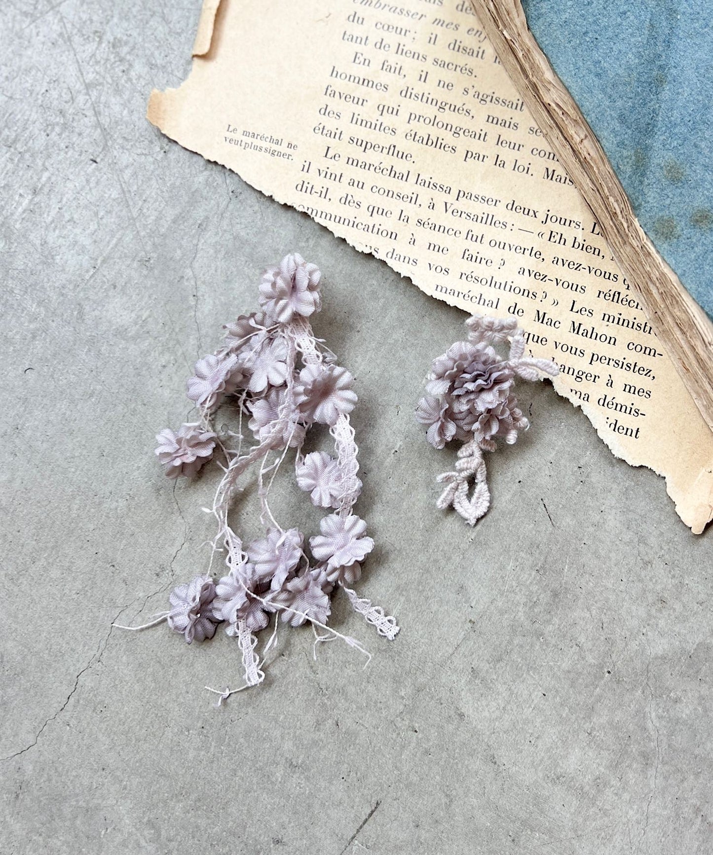 小さなお花のアシンメトリーピアス/イヤリング