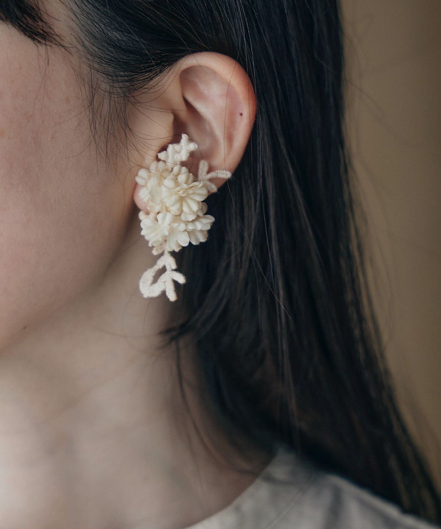 小さなお花のアシンメトリーピアス/イヤリング
