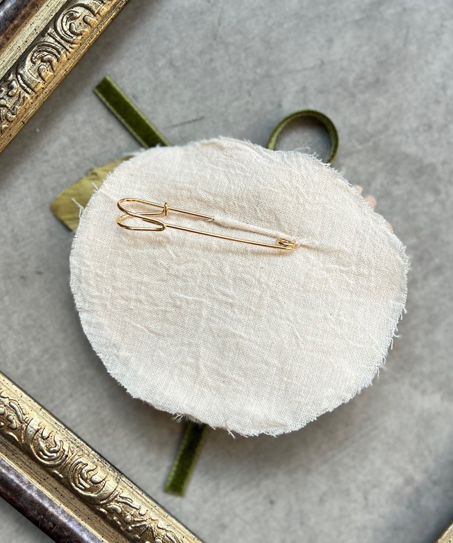 ファーとライラックのショールピン