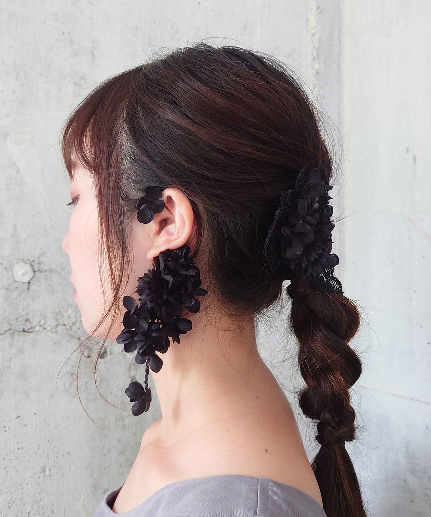 黒いあじさいのイヤーカフ