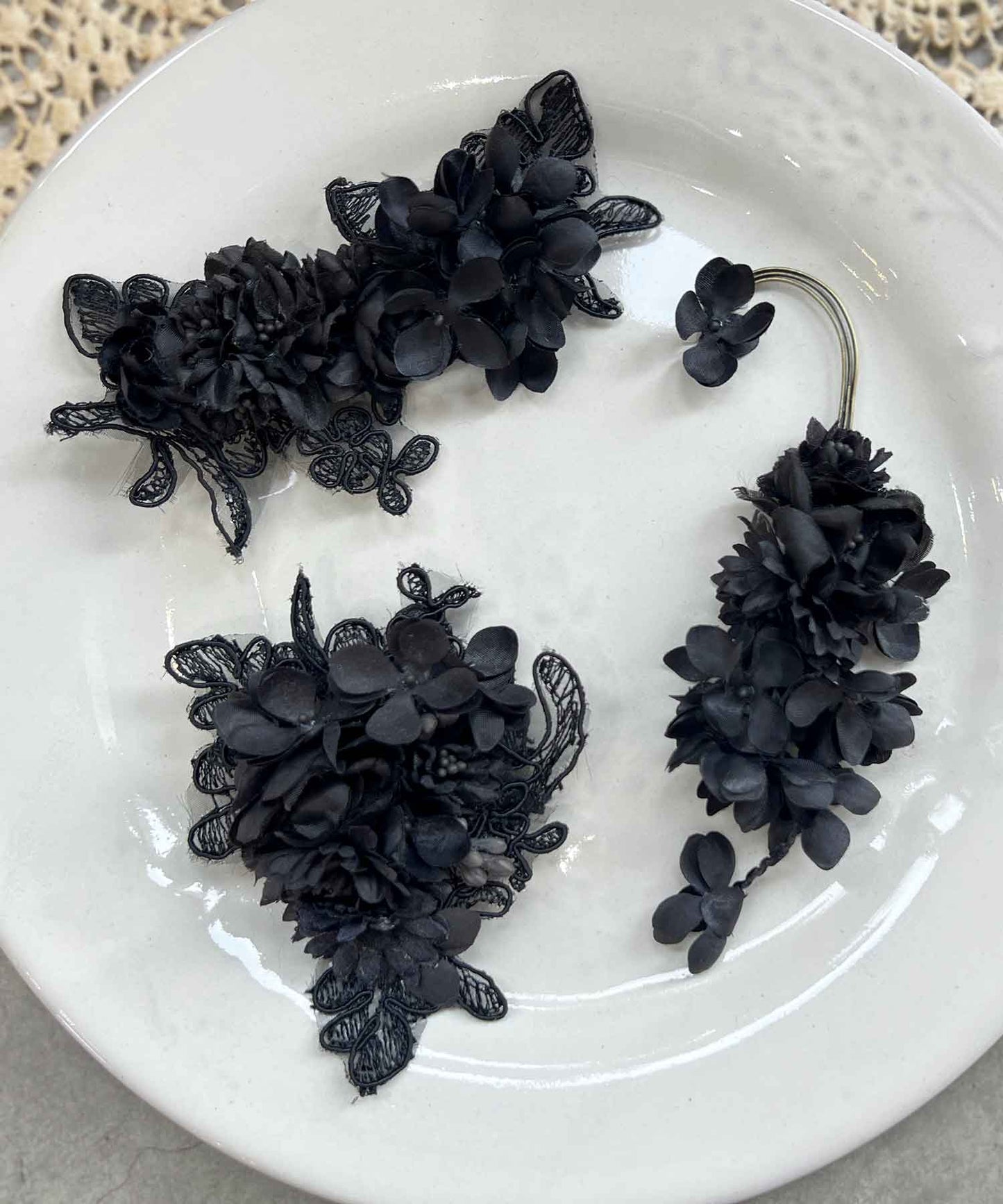 黒いあじさいのイヤーカフ