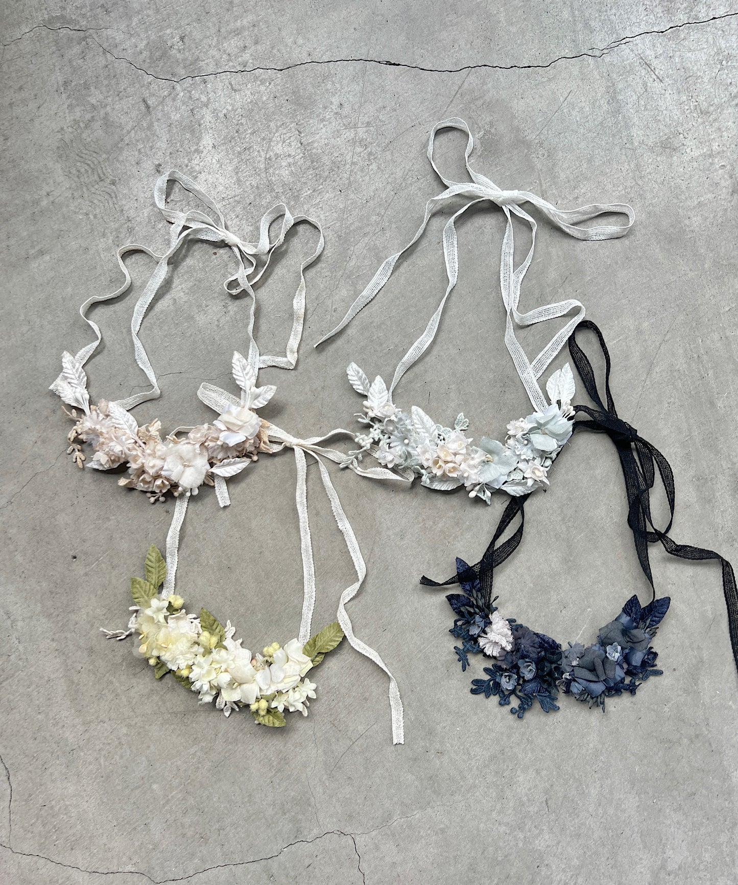ツルリーフとお花のネックレス