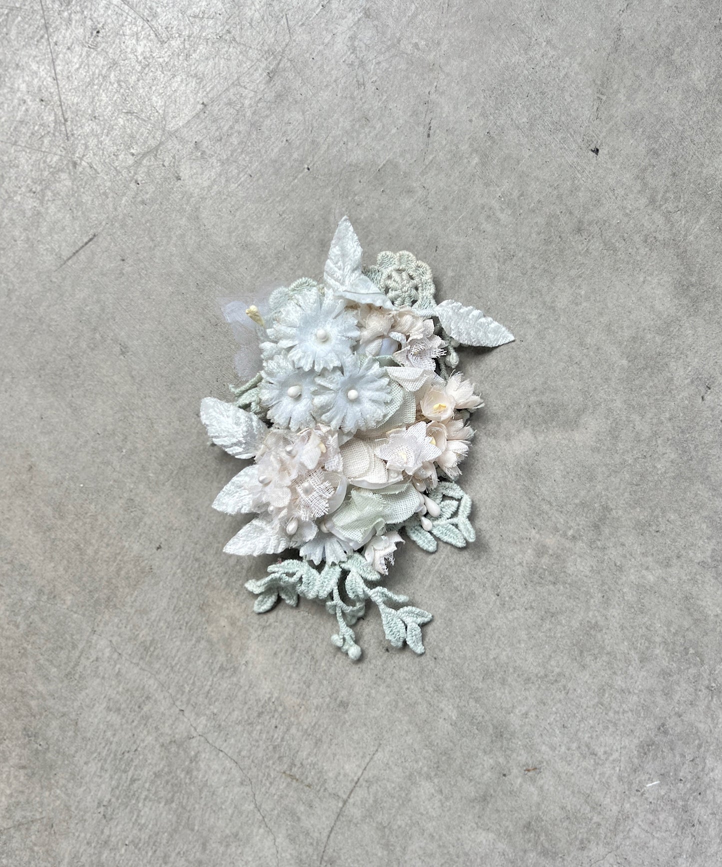 ツルリーフとお花のコサージュ
