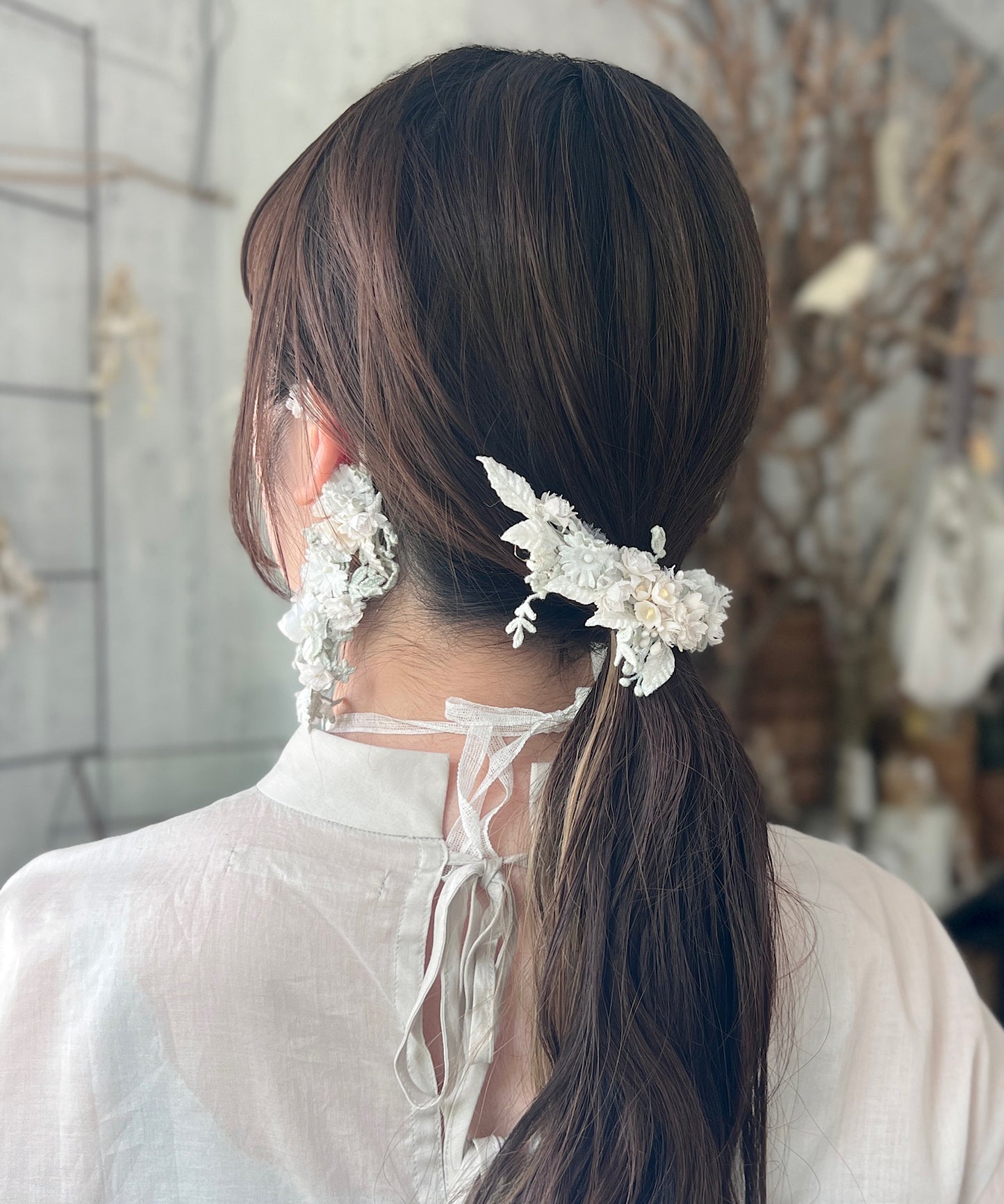 ツルリーフとお花のイヤーカフ