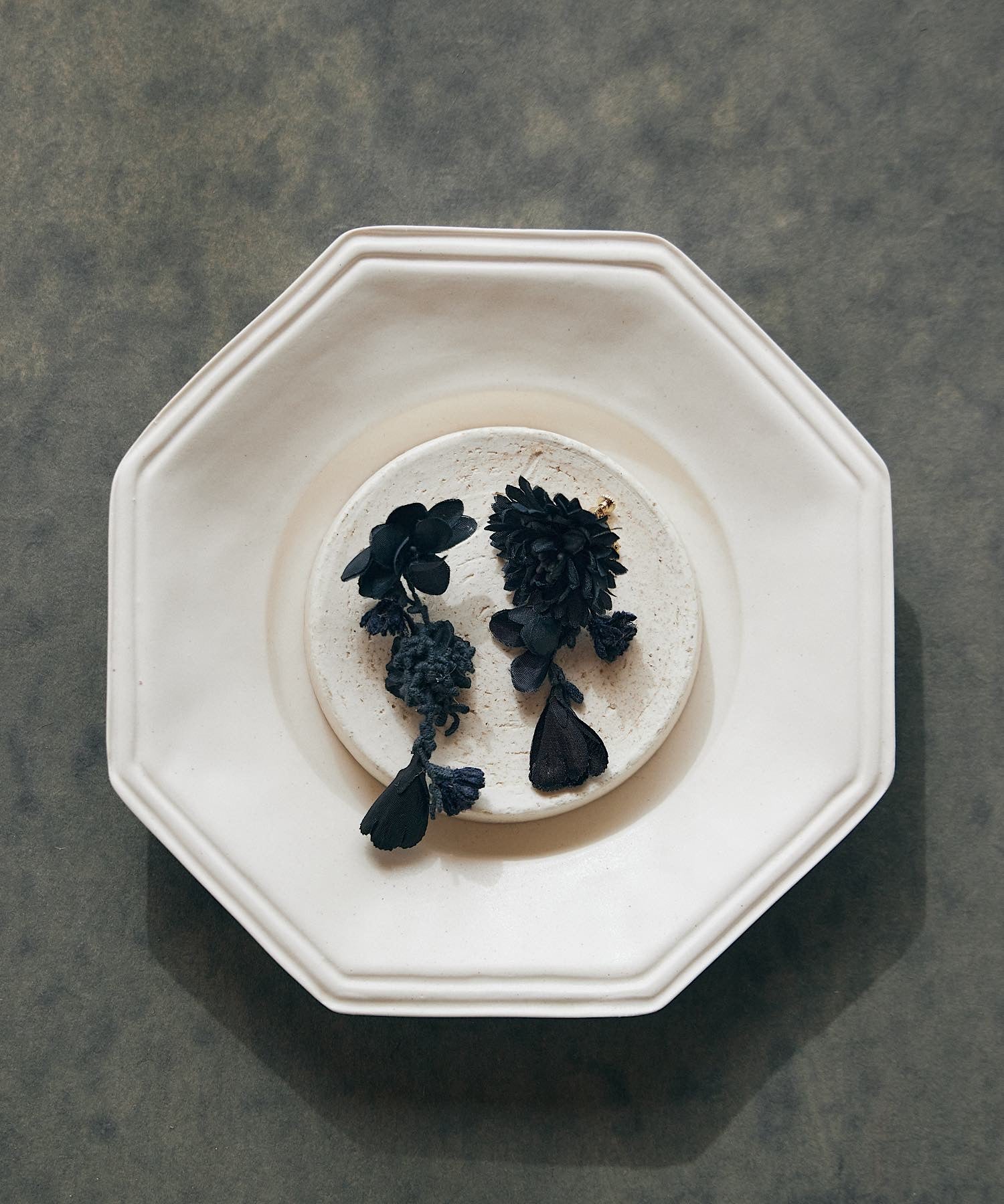 黒いお花の揺れるピアス/イヤリング – m.soeur