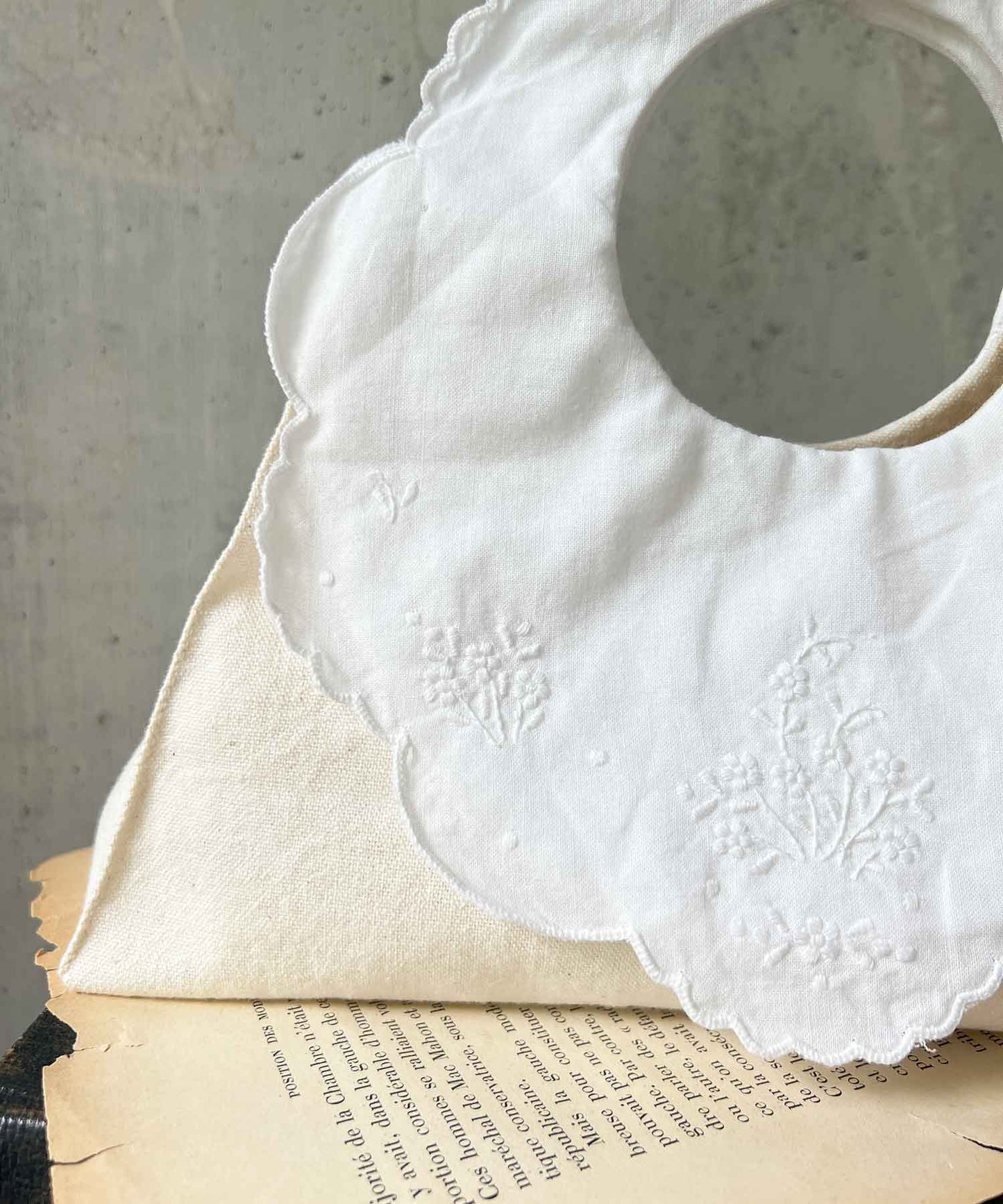刺繍レースの小さなハンドバッグ