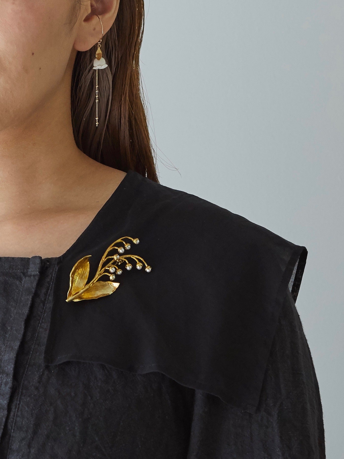1037 brooch