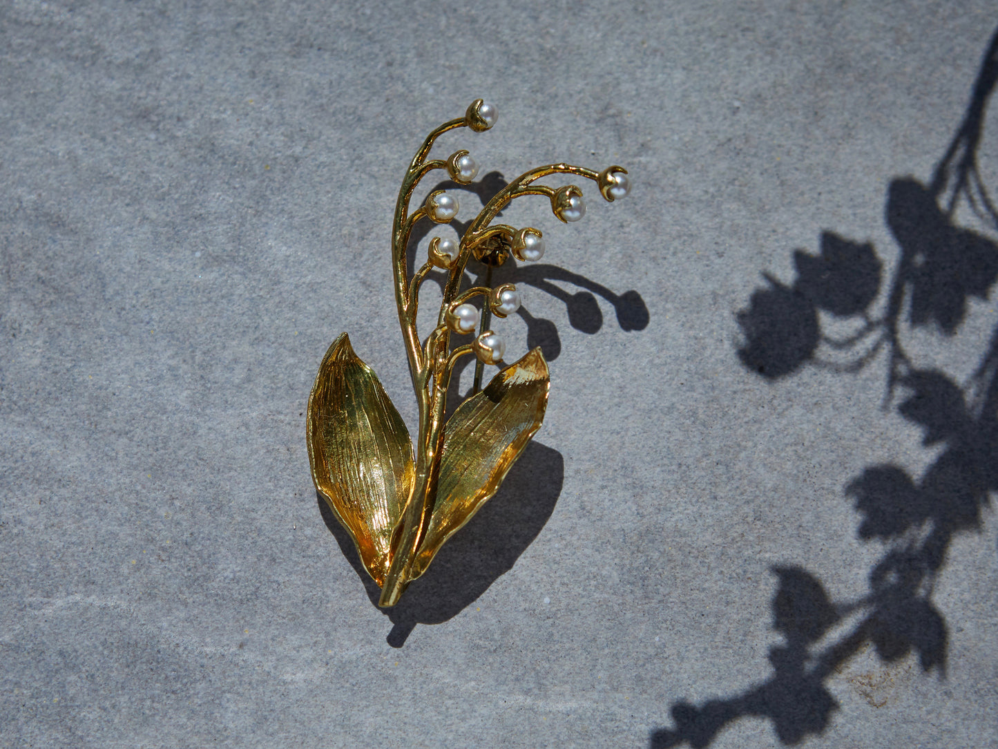 1037 brooch