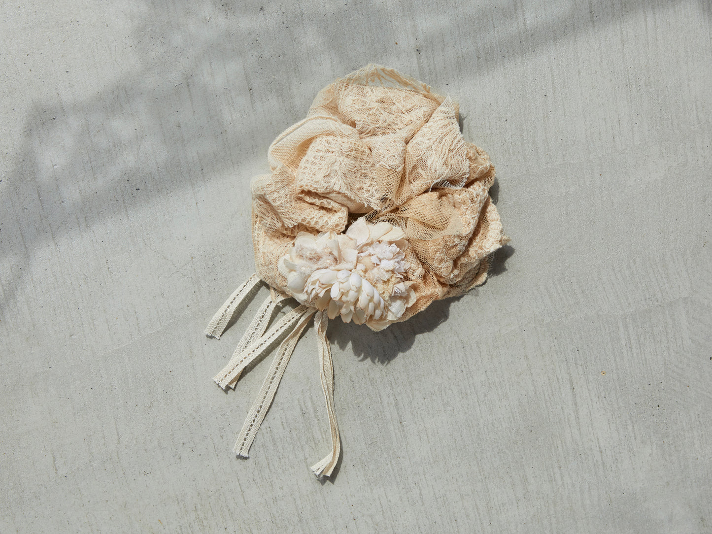 レースとお花の紅茶染めシュシュ