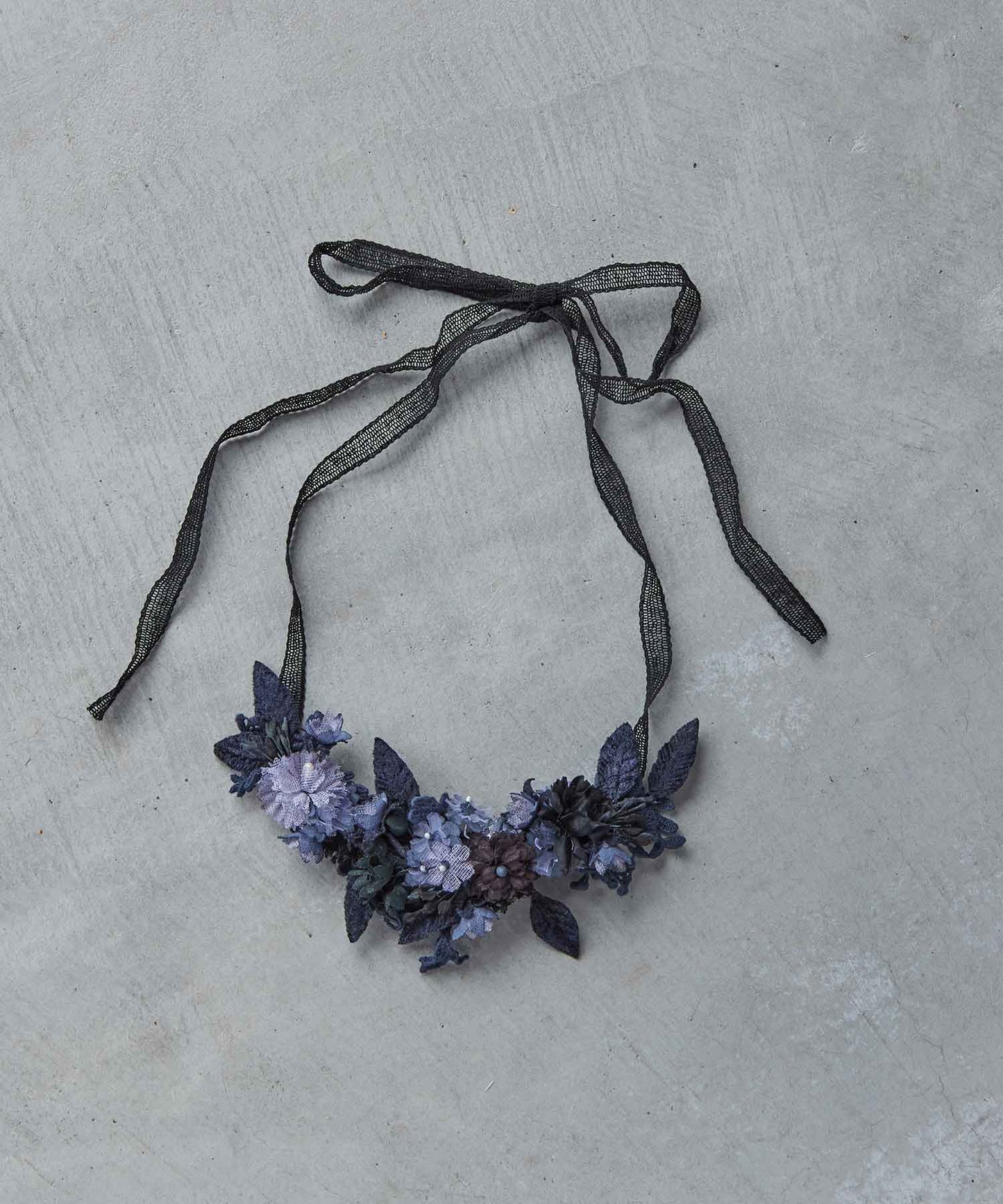 ツルリーフとお花のネックレス