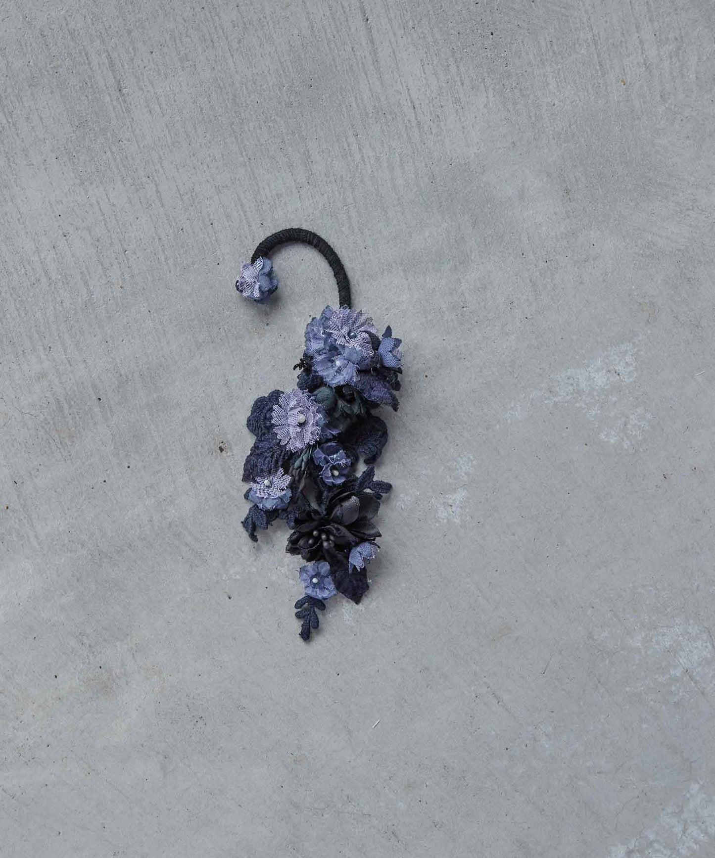 ツルリーフとお花のイヤーカフ