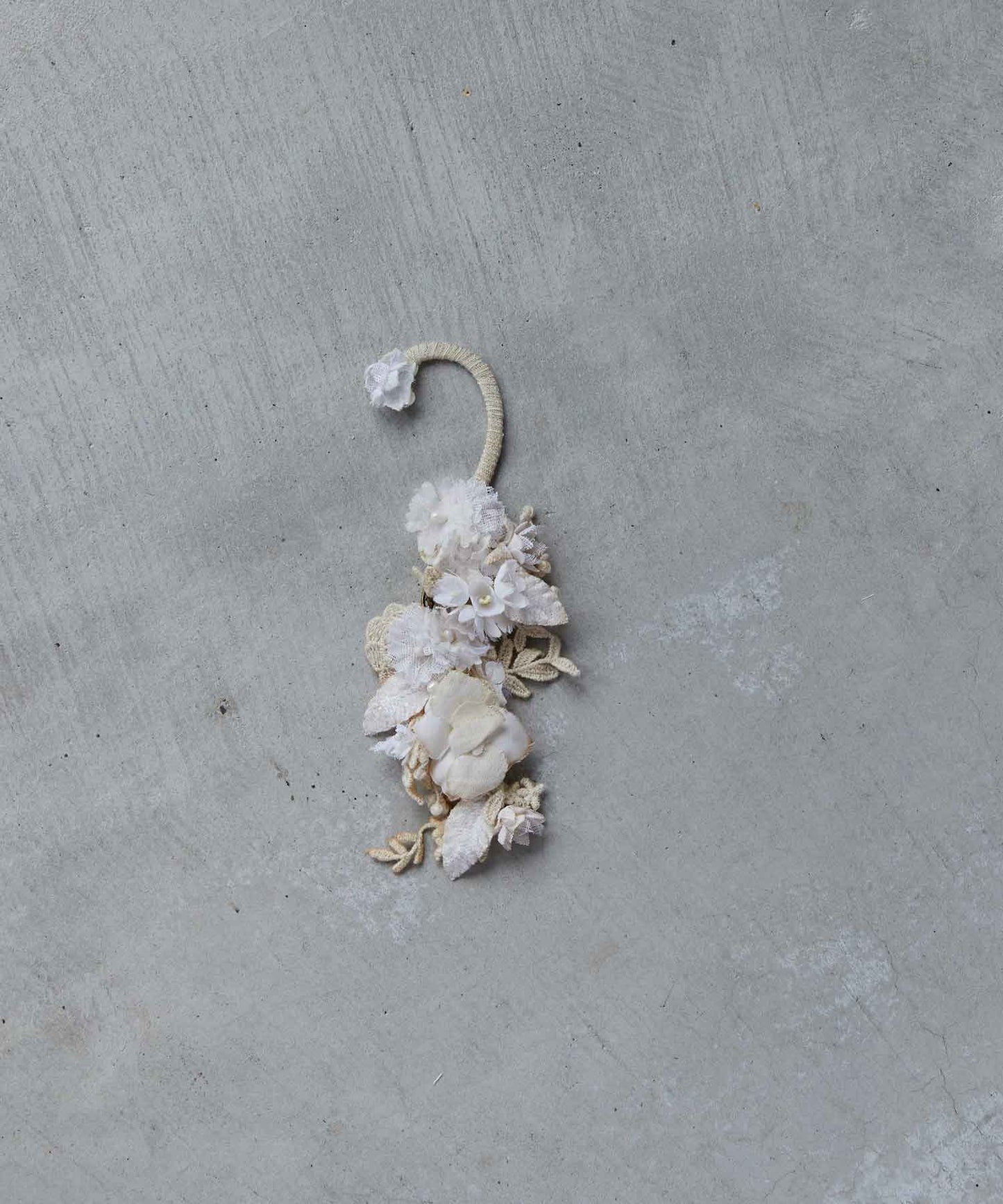 ツルリーフとお花のイヤーカフ