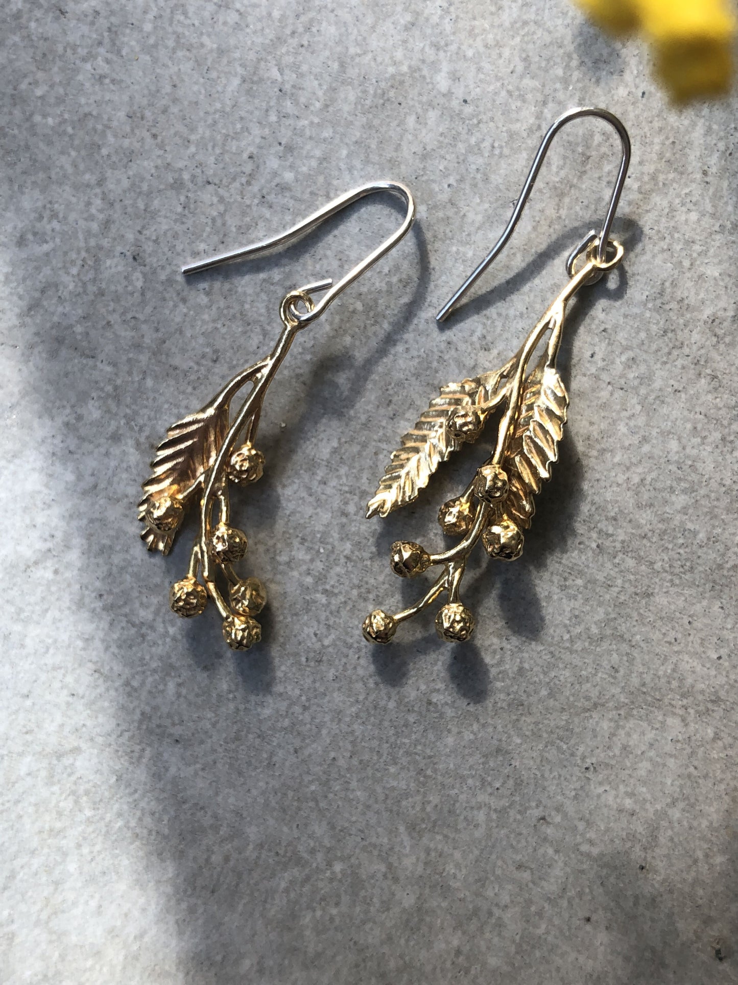 真鍮のミモザ揺れピアス / イヤリング