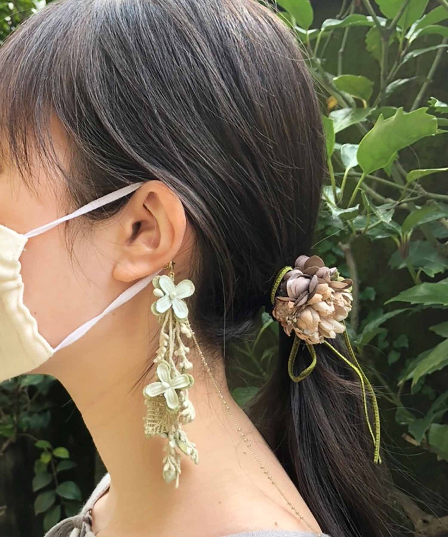 布花とレースのマスクネックレス