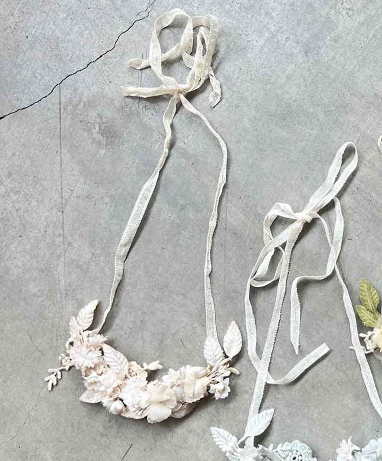 1621 ツルリーフとお花のネックレス