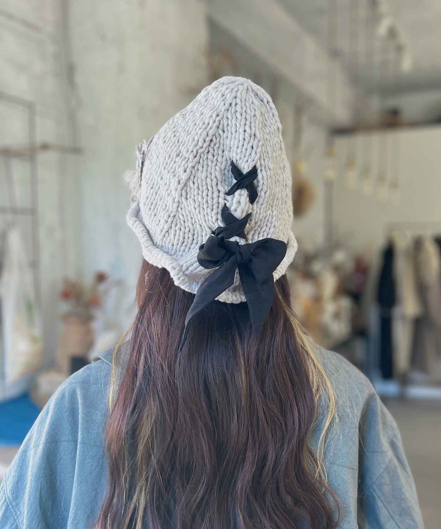 手編みのリボンニット帽