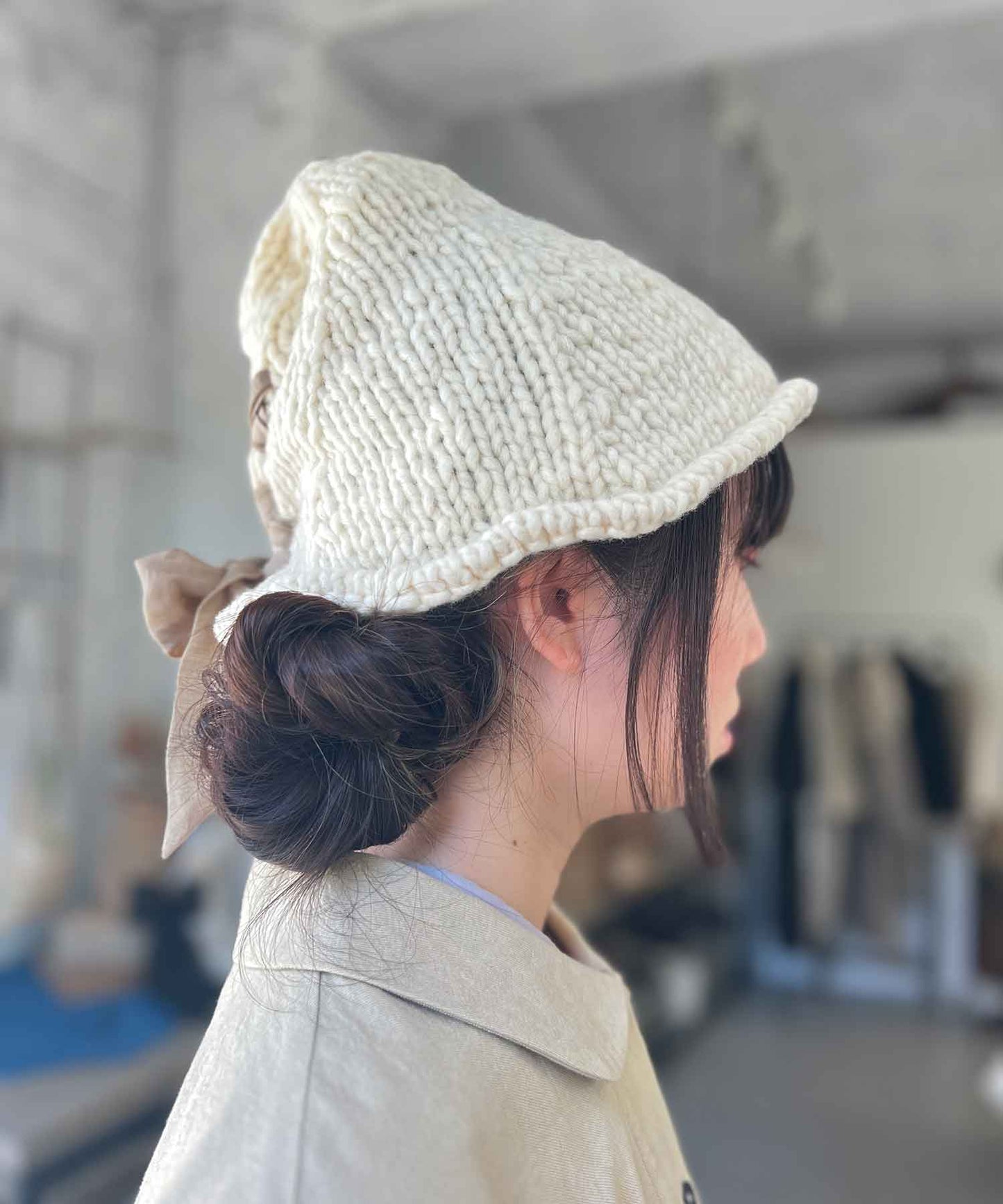 手編みのリボンニット帽