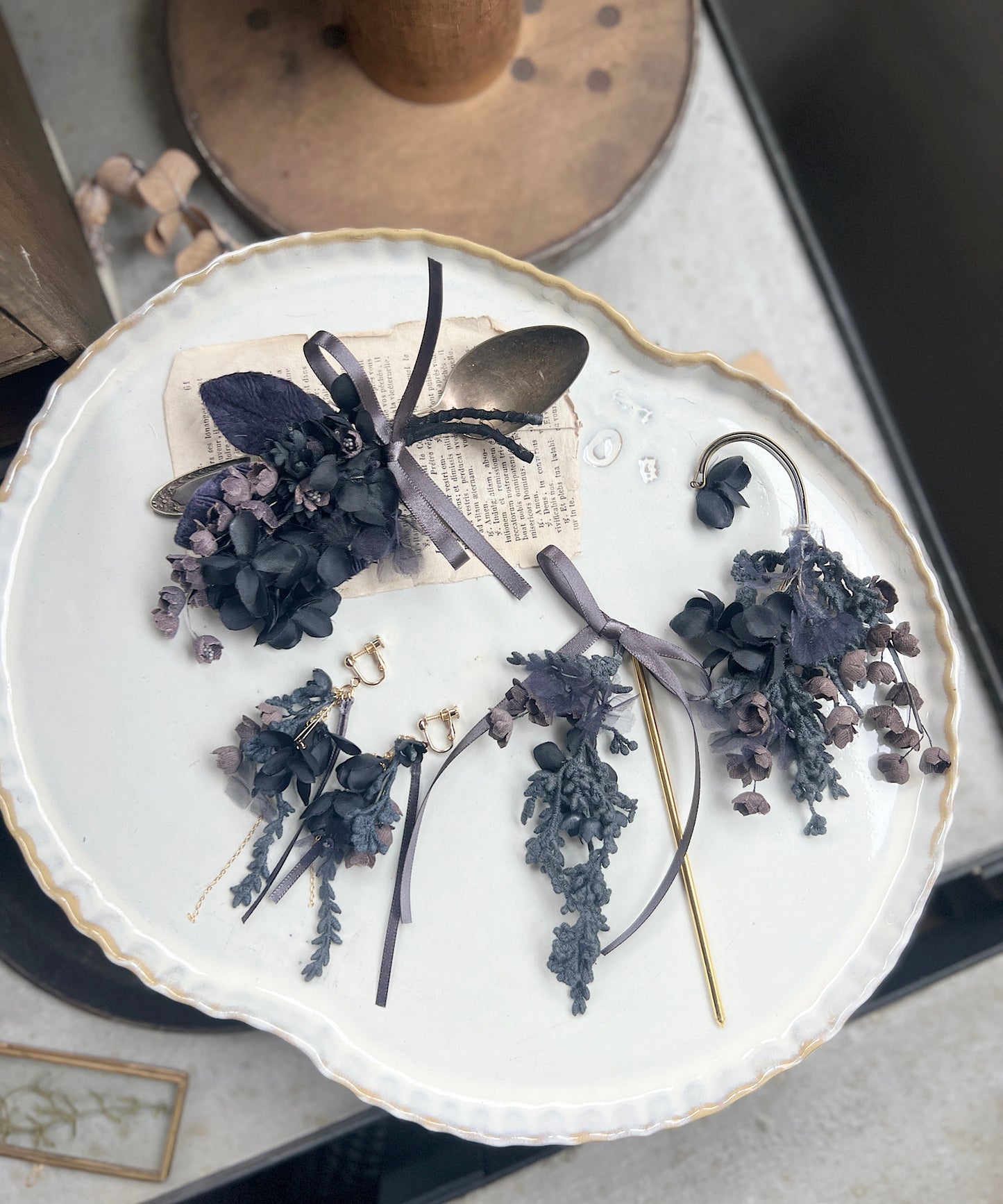 スズランの揺れる花束かんざし