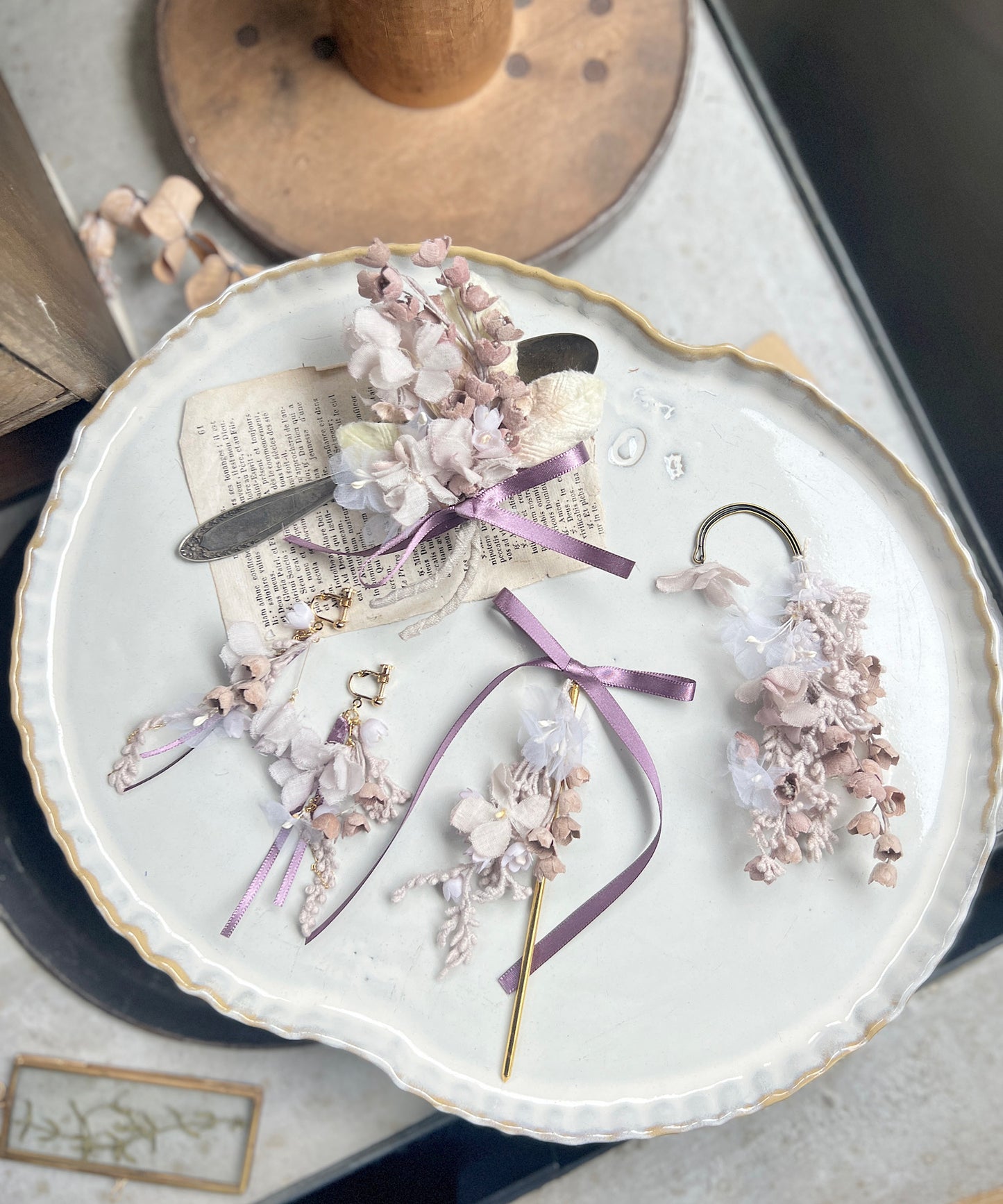 スズランの揺れる花束かんざし