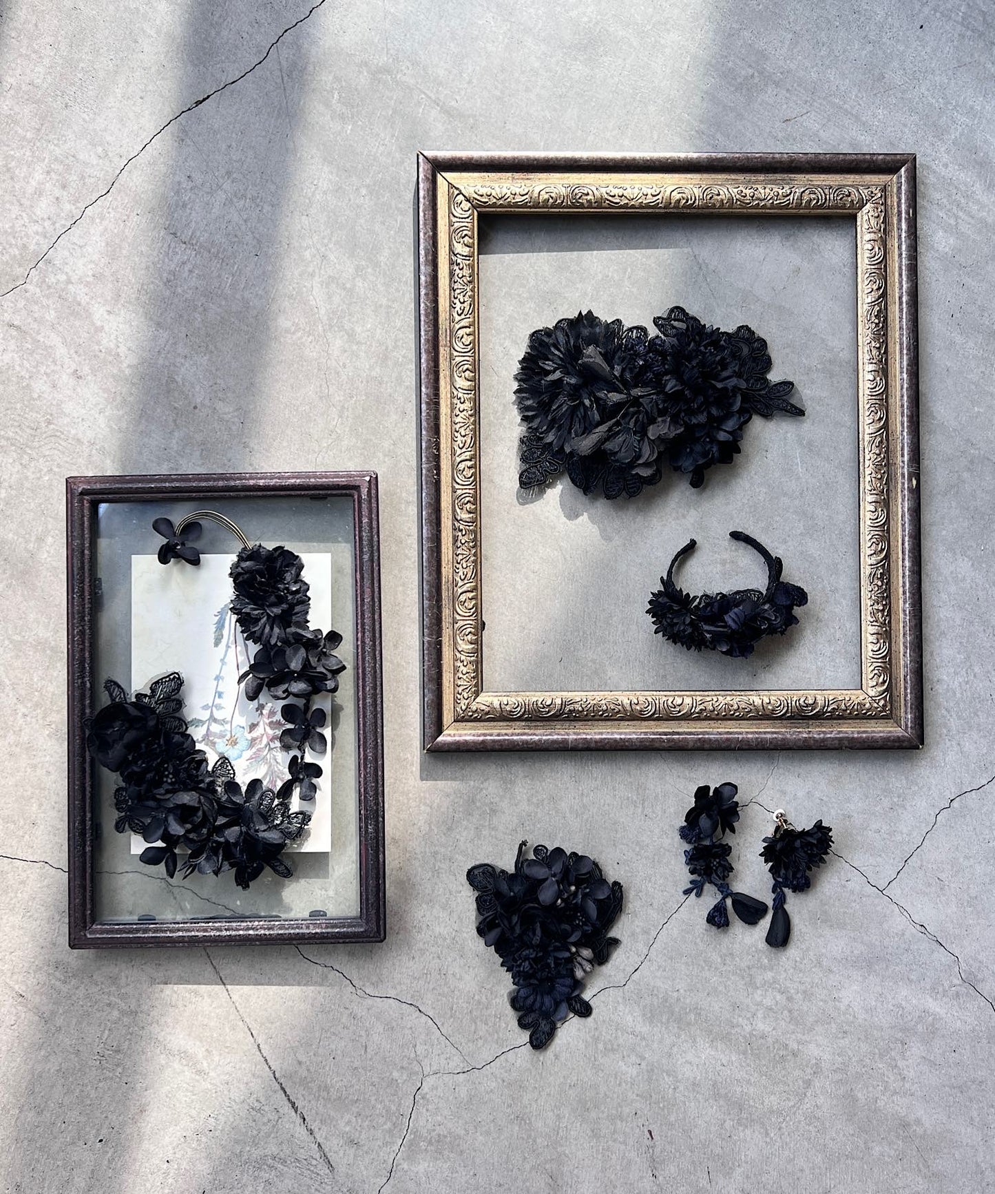 黒いお花の揺れるピアス/イヤリング