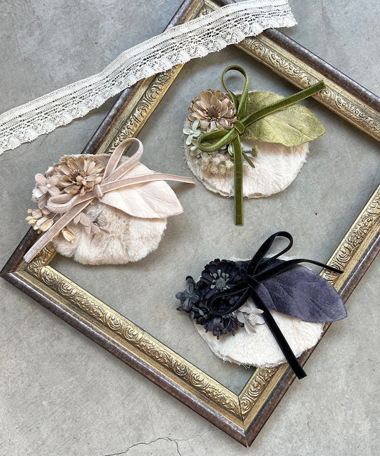 ファーとライラックのショールピン