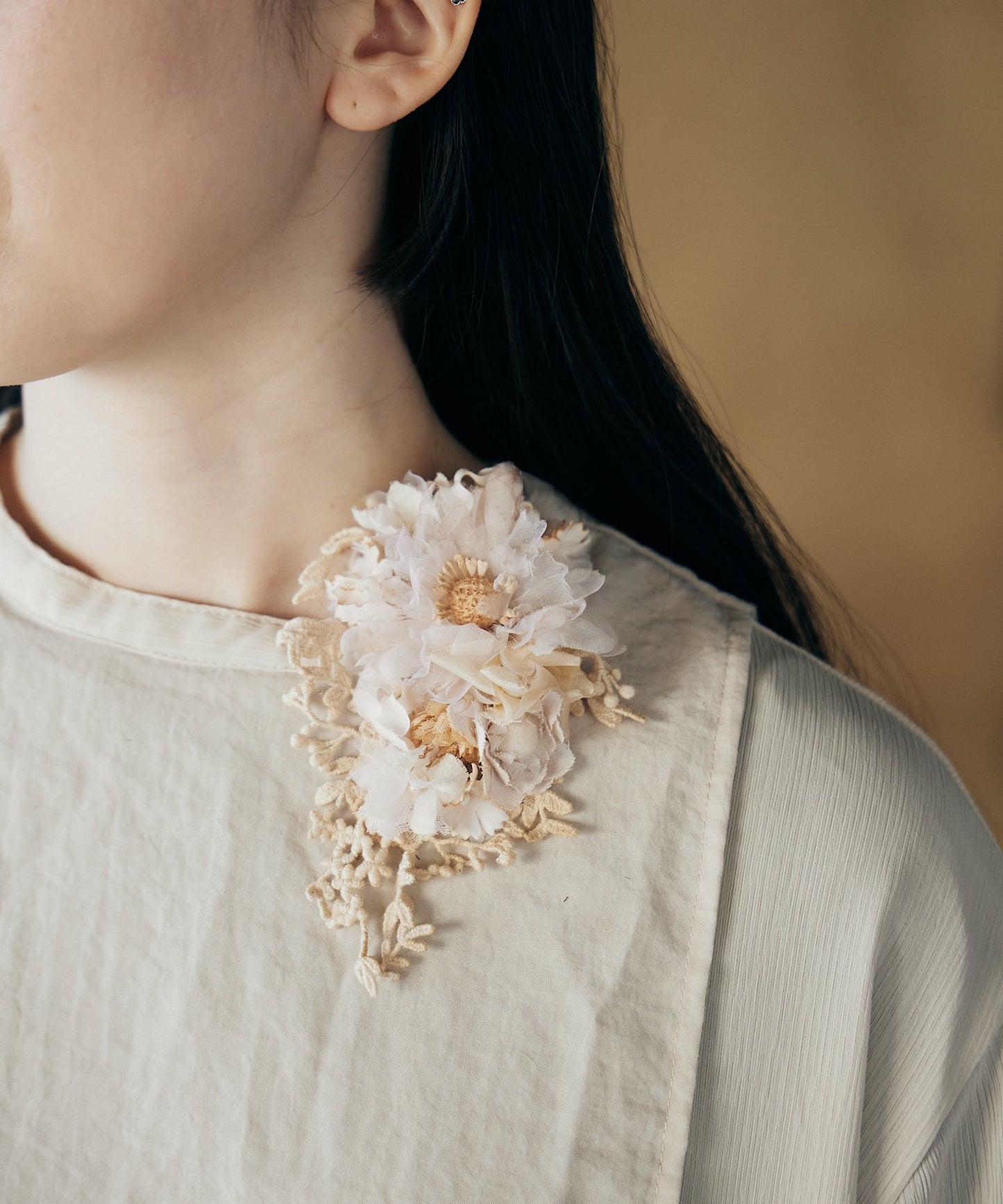 紅茶染めの大きなコサージュ