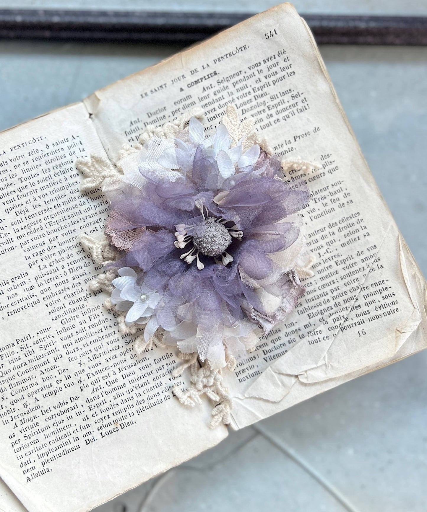 紅茶染めの大きなコサージュ