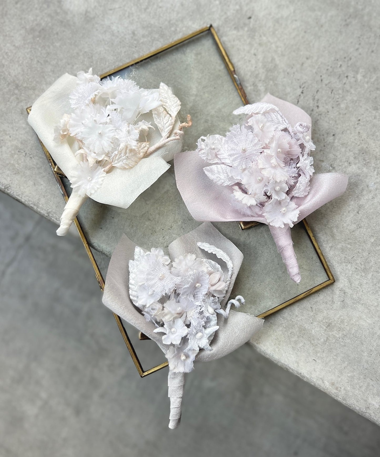 クララとサテンのコサージュ