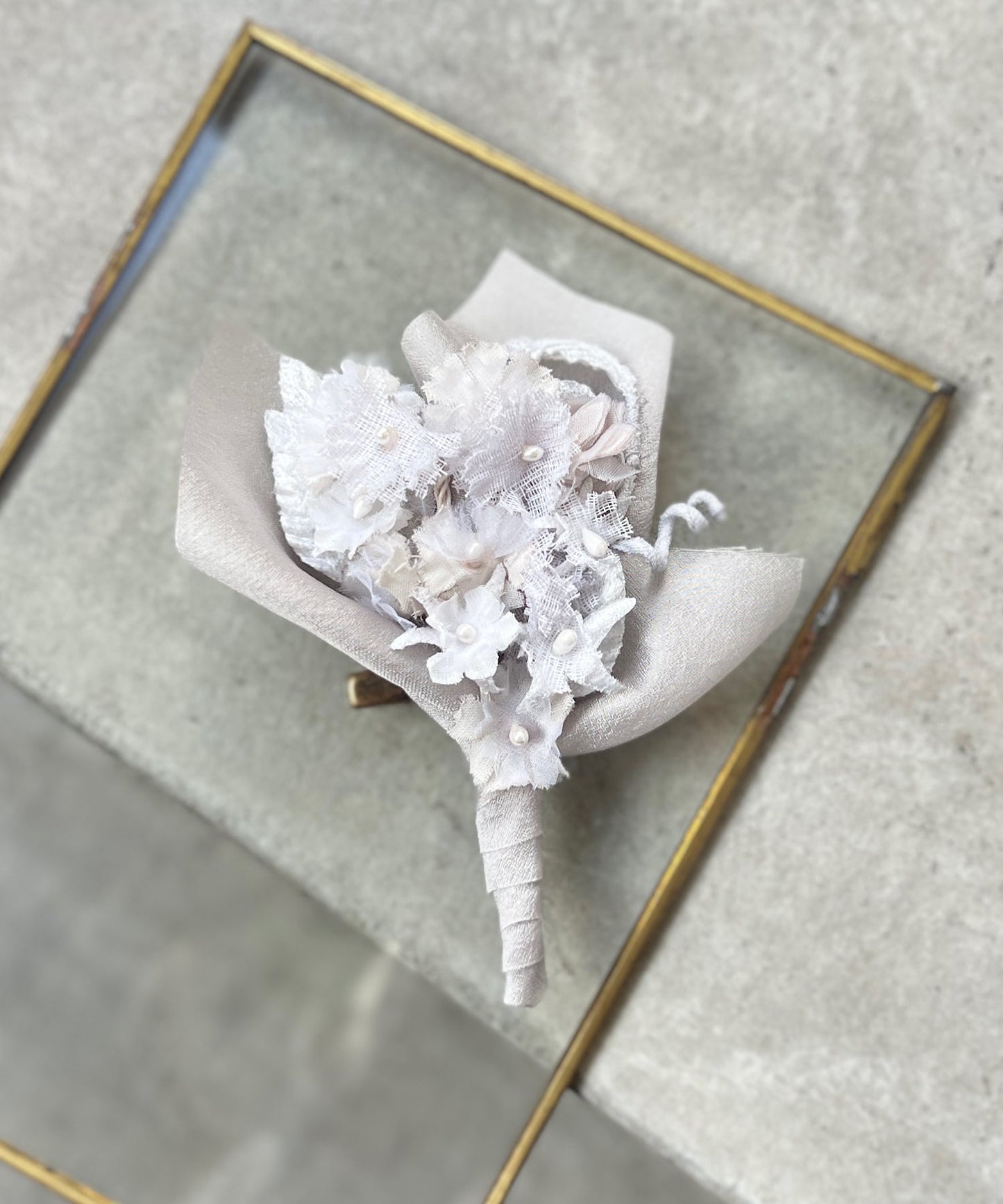 クララとサテンのコサージュ