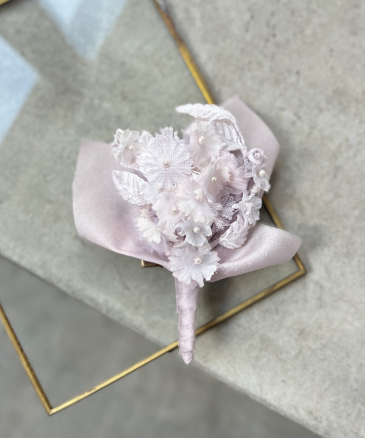 クララとサテンのコサージュ