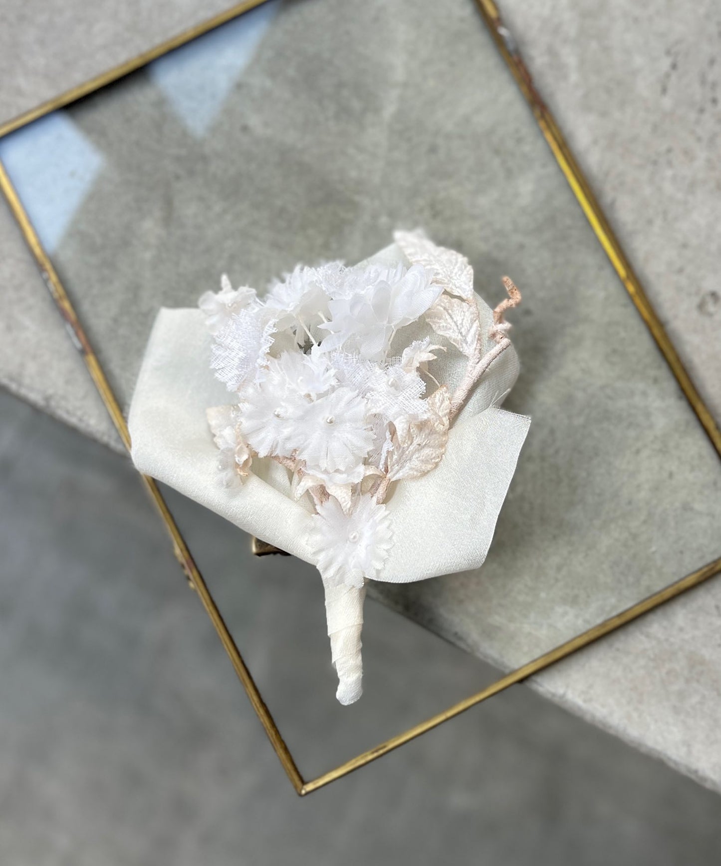 クララとサテンのコサージュ