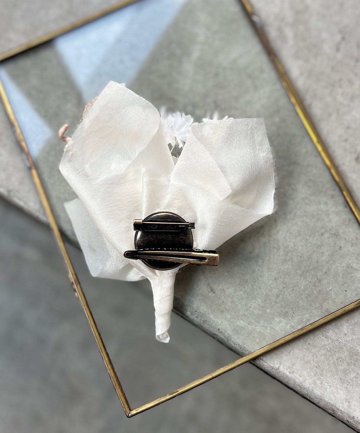 クララとサテンのコサージュ