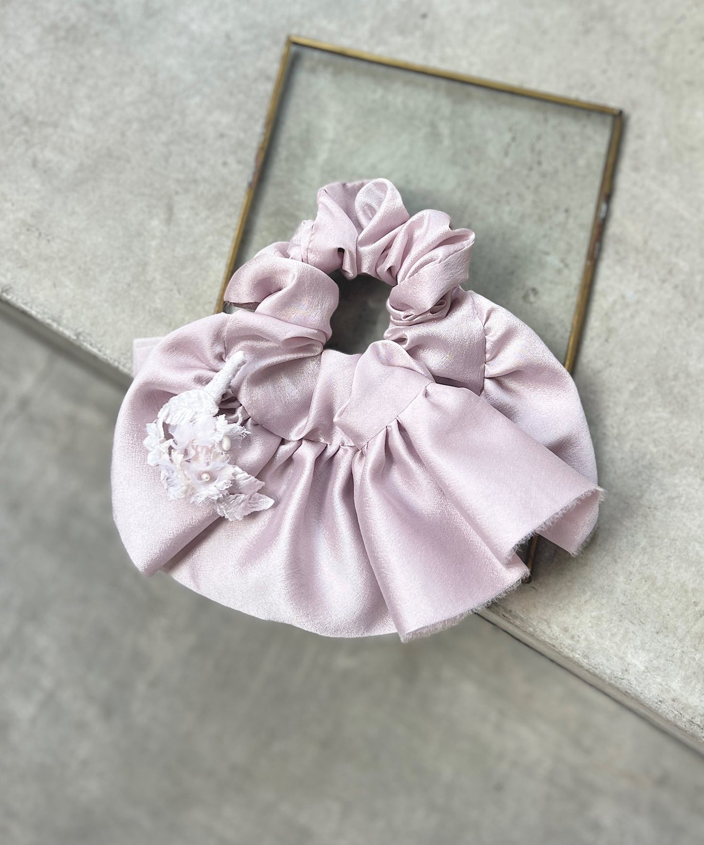 クララとサテンのシュシュ