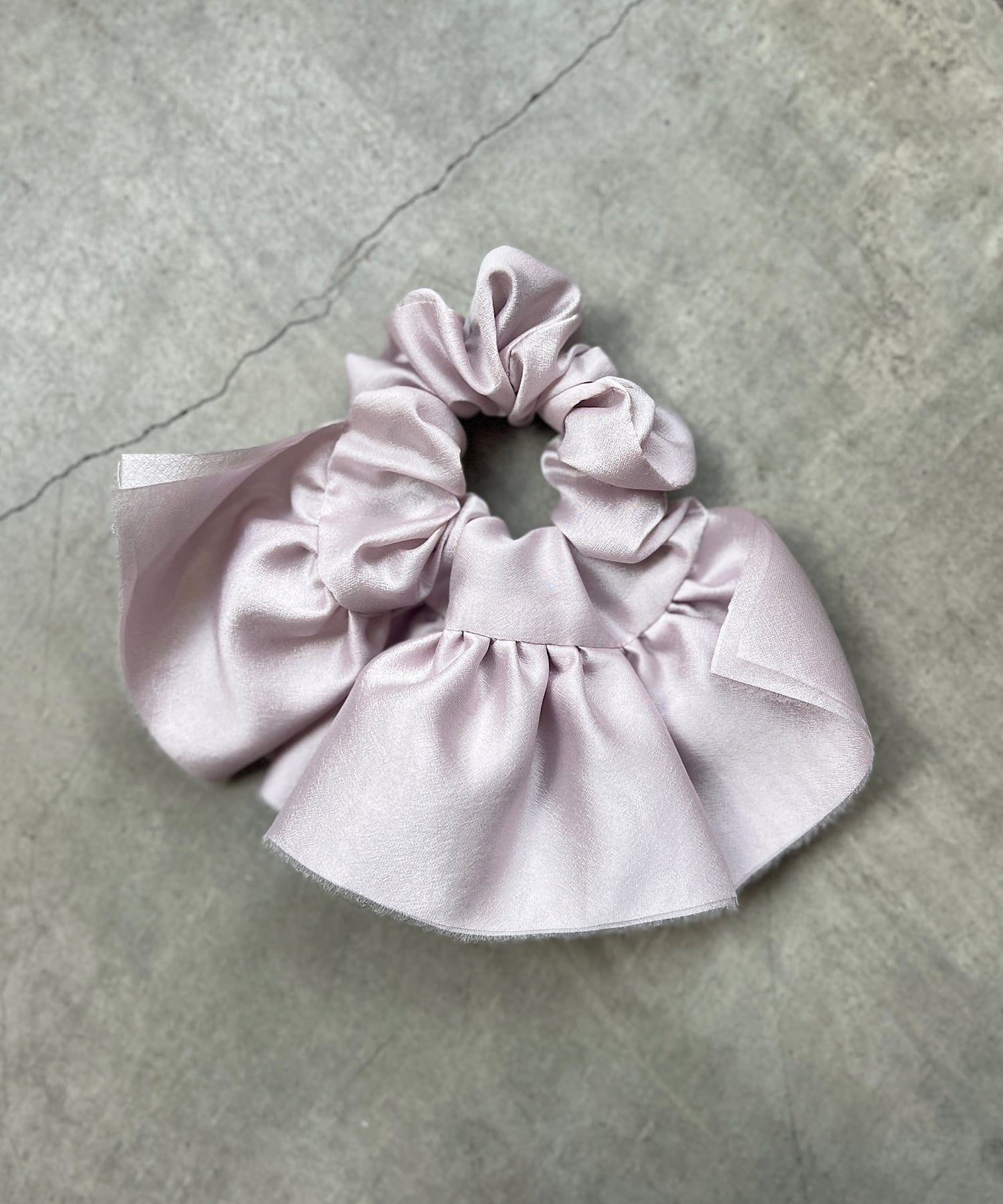 クララとサテンのシュシュ