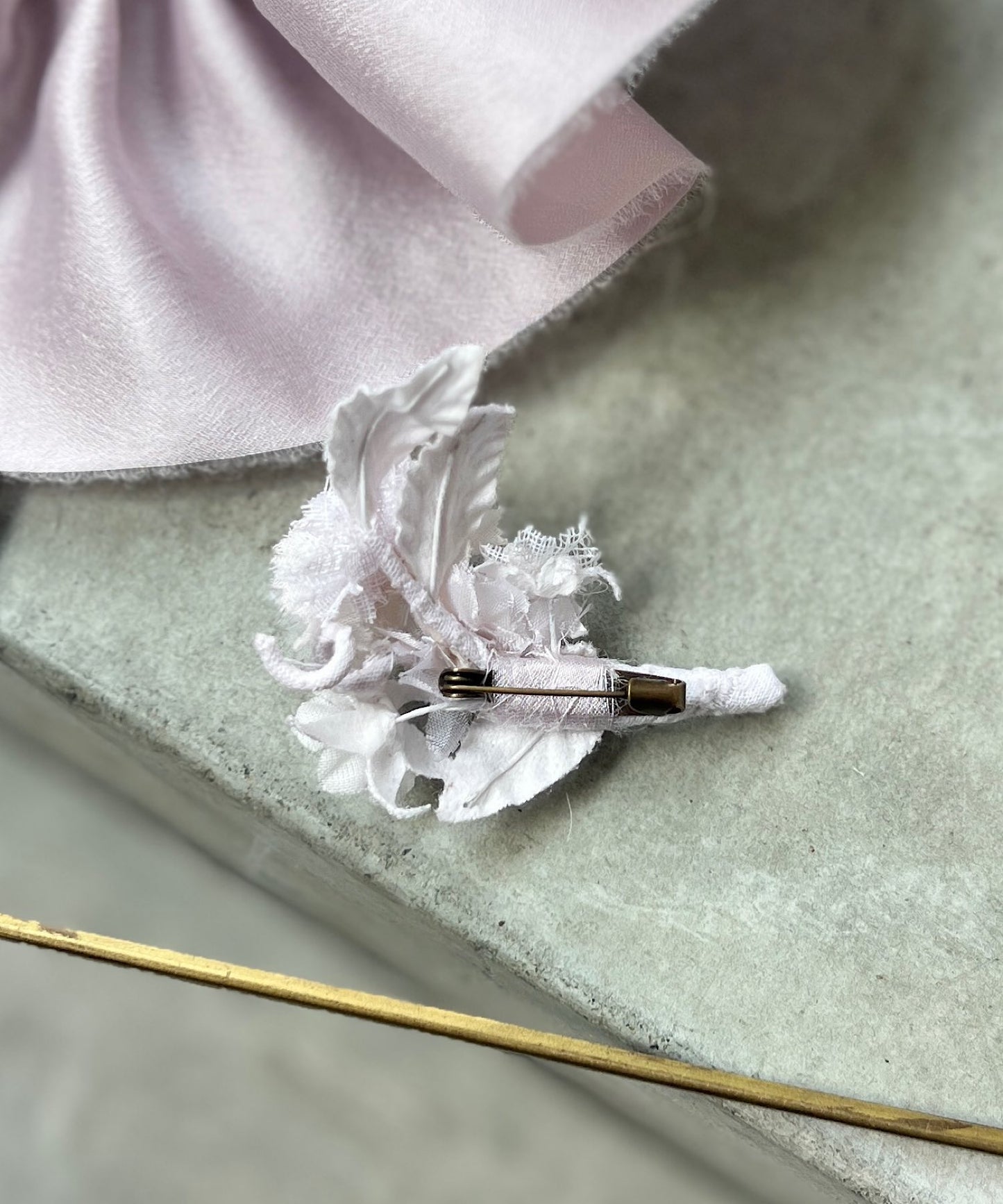 クララとサテンのシュシュ