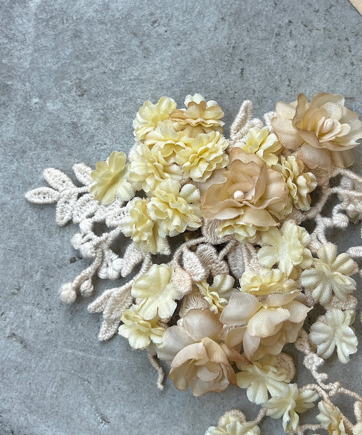 小さなお花のコサージュ