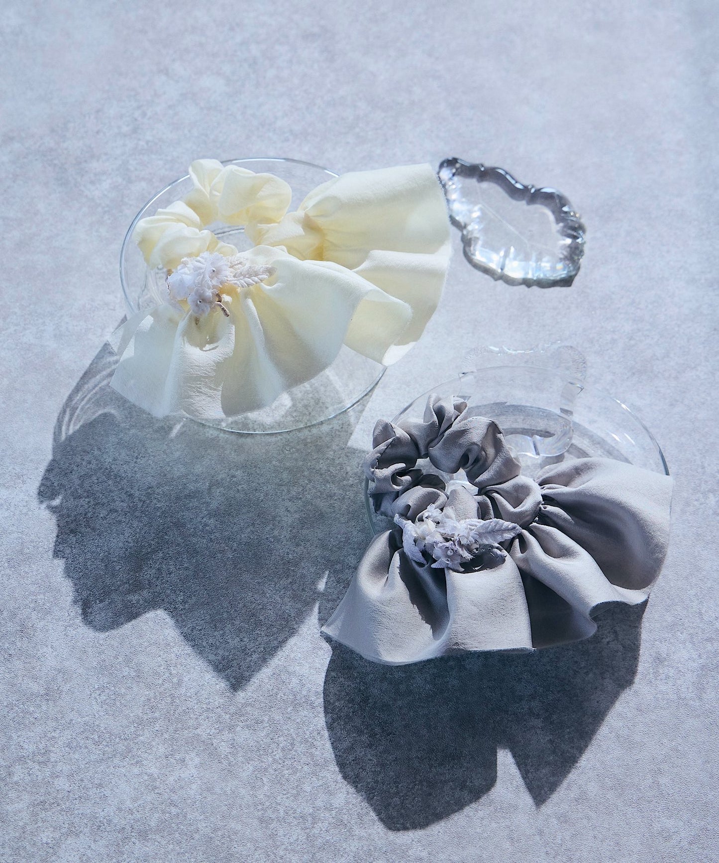 クララとサテンのシュシュ